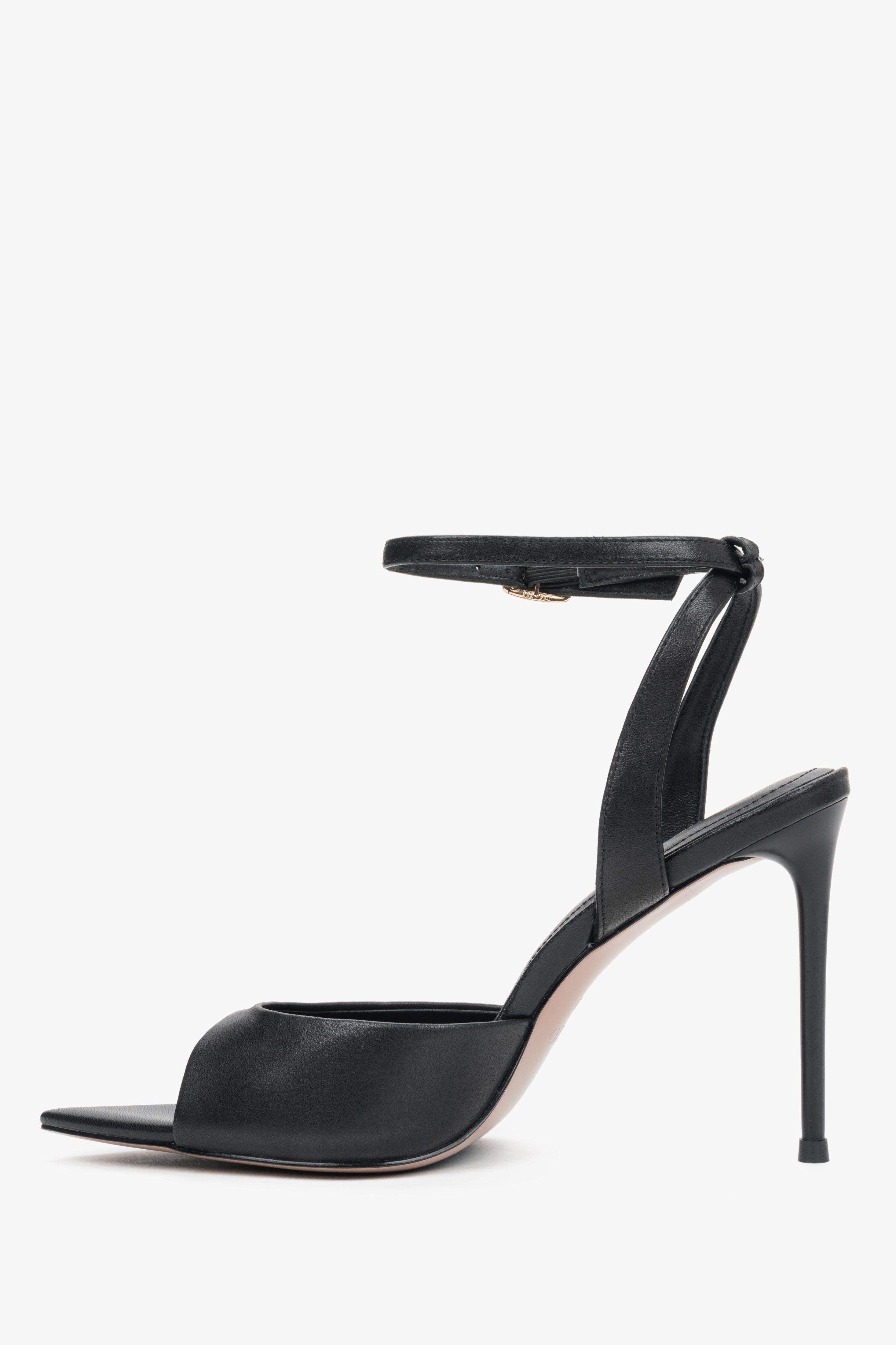 Linke Seitenansicht der eleganten schwarzen Damen-Sandalen von Estro.