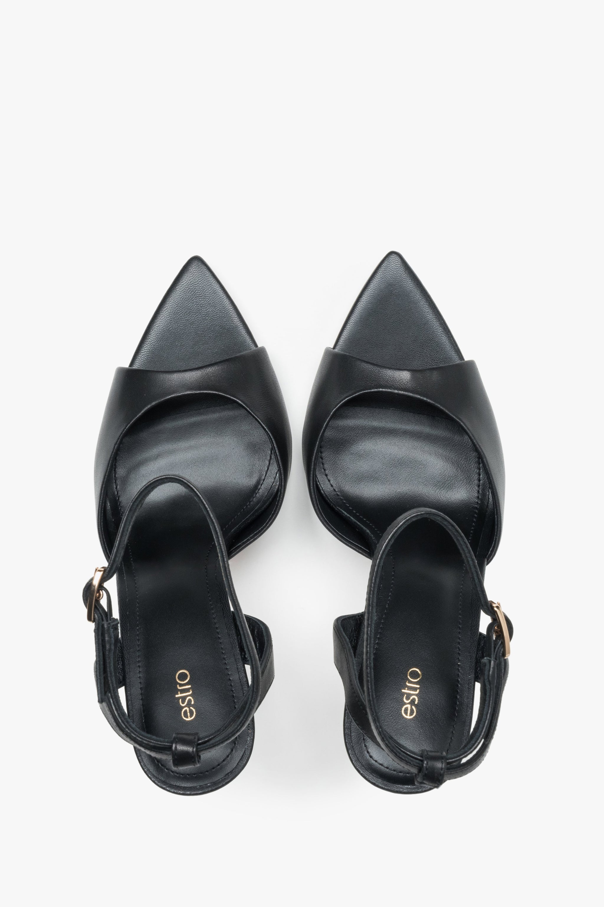 Draufsicht auf das Paar schwarzer Damen-Sandalen aus echtem Leder.