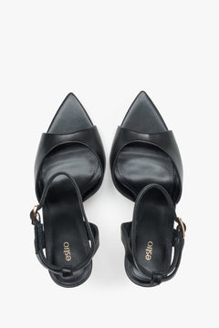 Draufsicht auf das Paar schwarzer Damen-Sandalen aus echtem Leder.