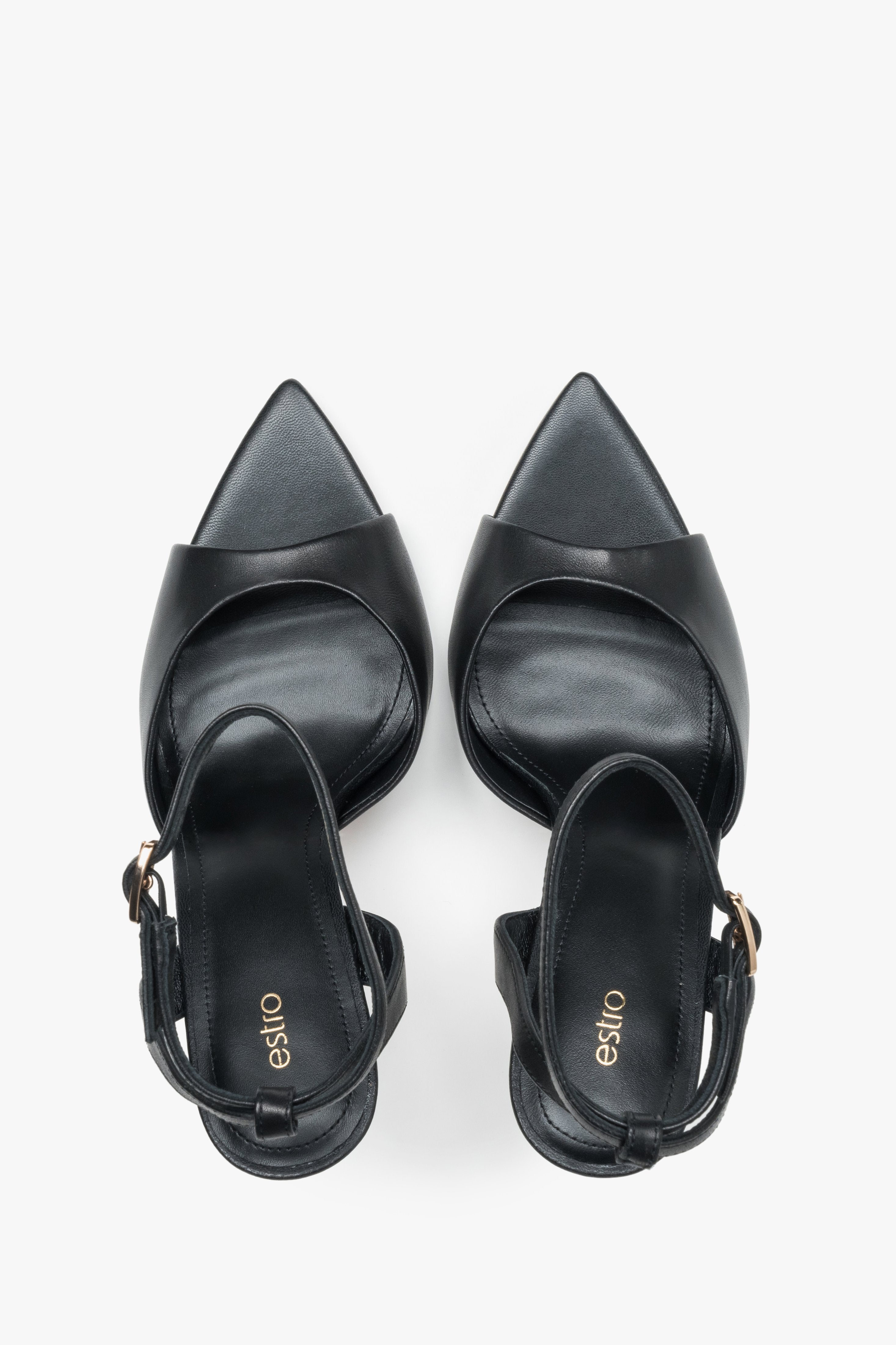Draufsicht auf das Paar schwarzer Damen-Sandalen aus echtem Leder.