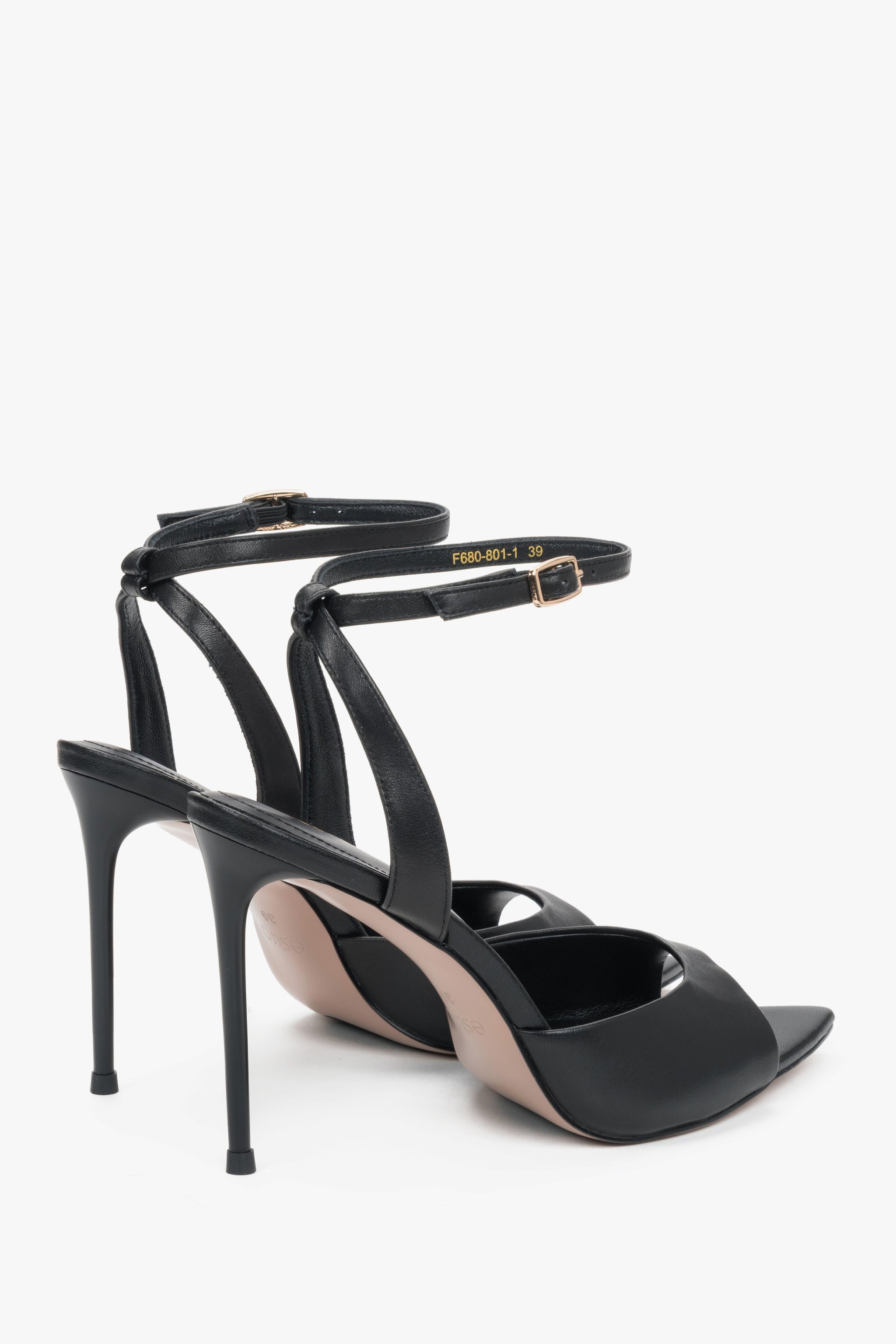 Rückansicht der schwarzen Damen-Sandalen mit 10 cm Stilettoabsatz.