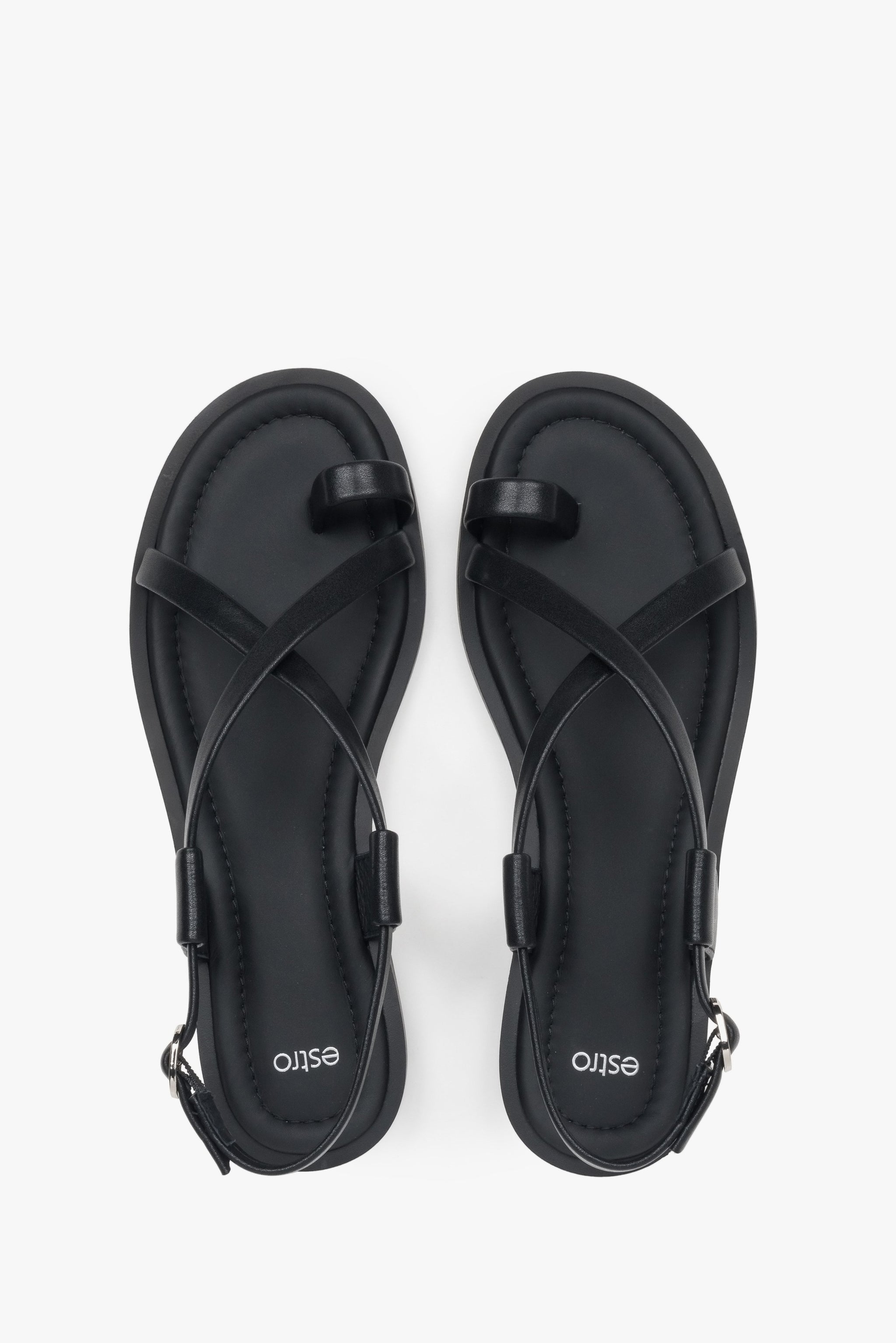 Draufsicht auf das Paar schwarzer Damen-Sandalen mit TPR-Sohle.