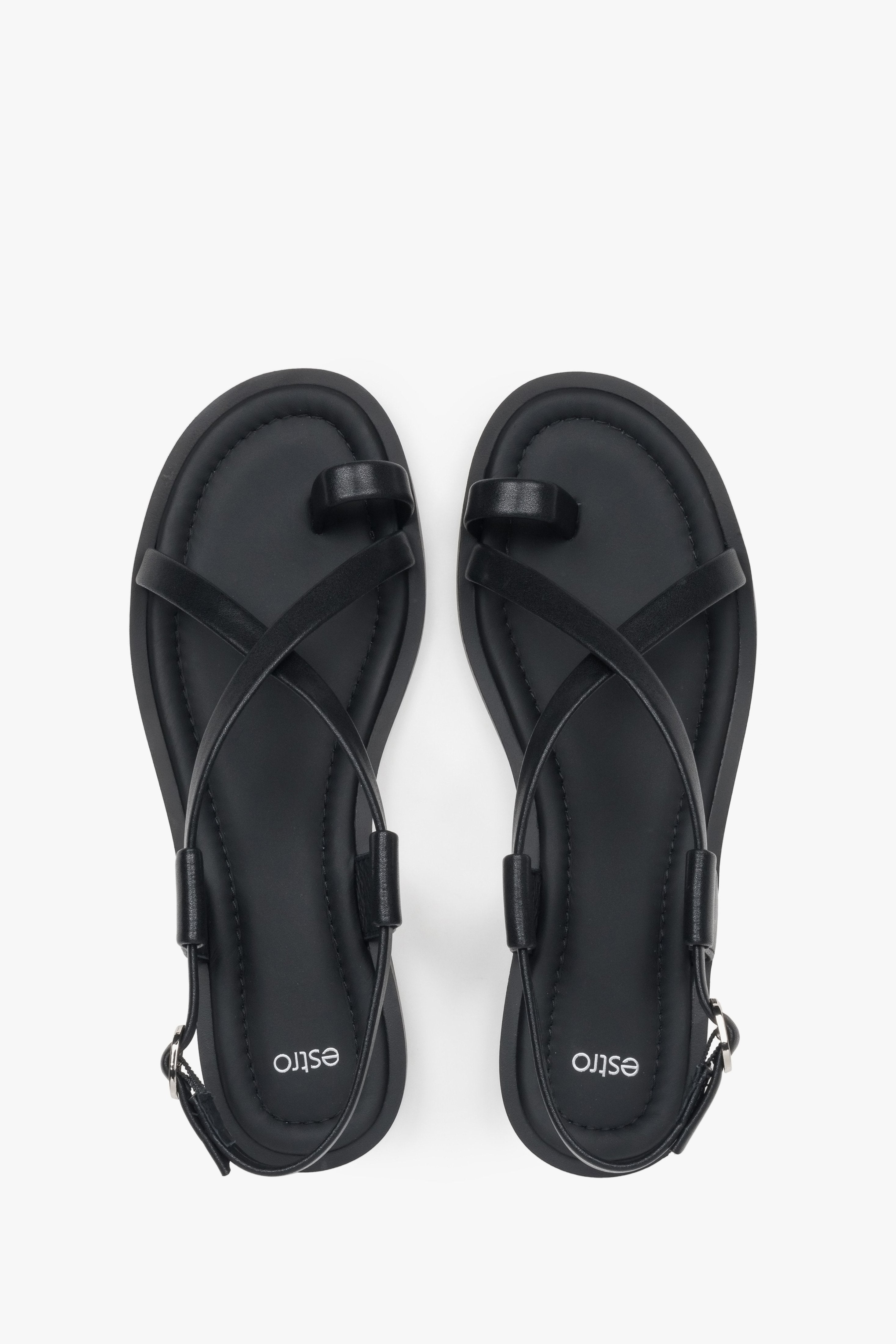 Draufsicht auf das Paar schwarzer Damen-Sandalen mit TPR-Sohle.