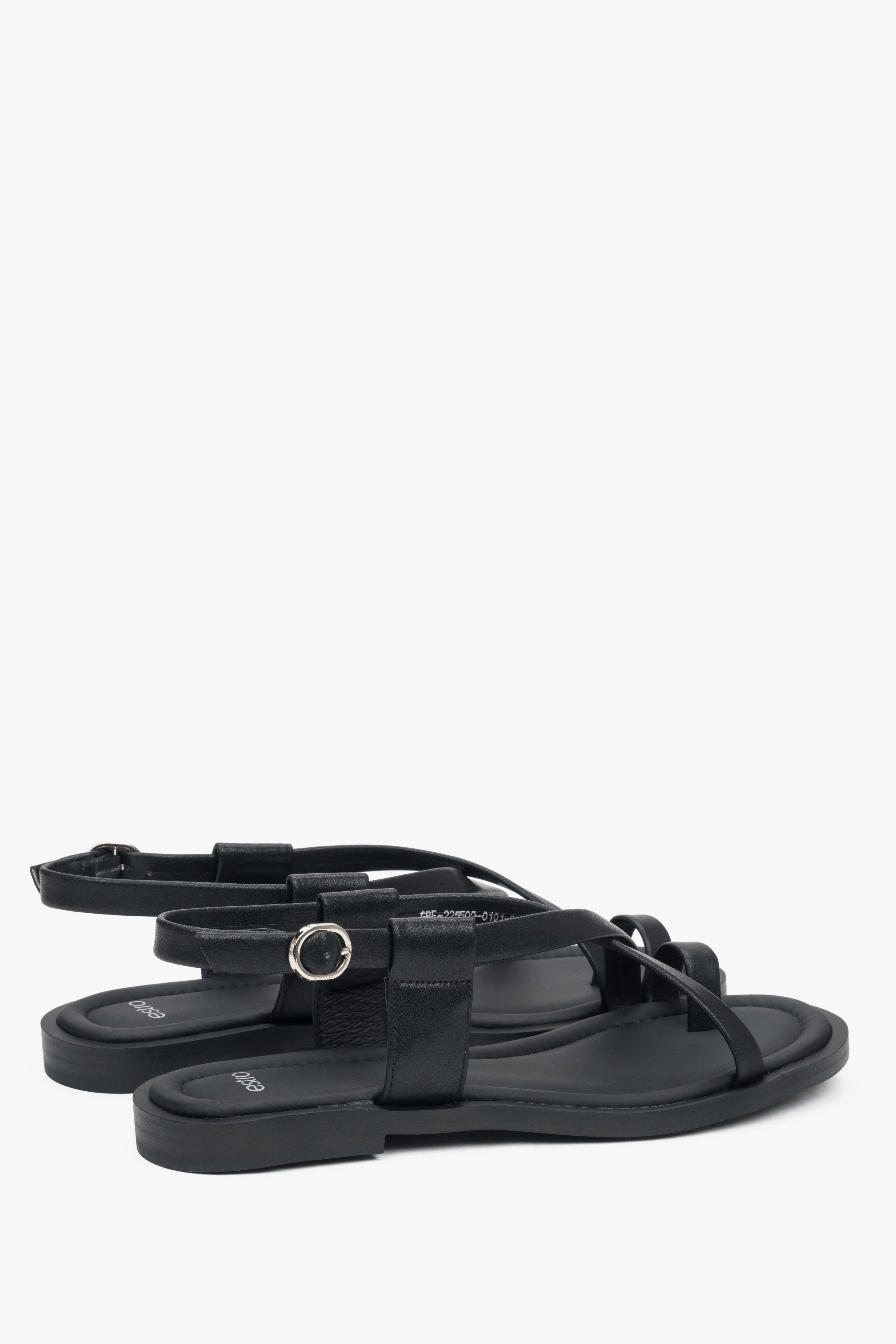Rückansicht der flachen schwarzen Leder-Sandalen mit Riemchendesign und Schnalle.