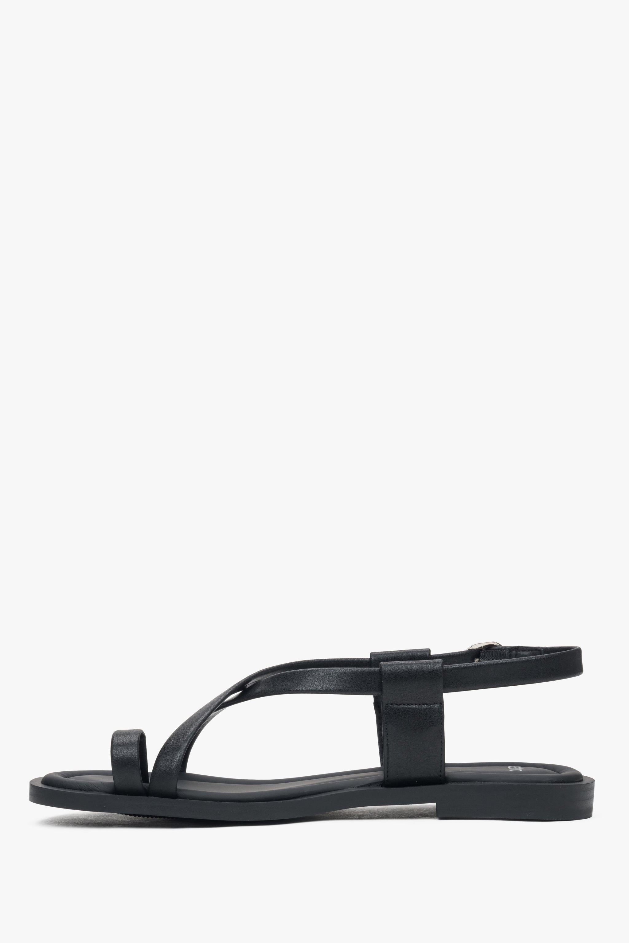 Weiteres flaches Seitenprofil der bequemen Sommer-Sandalen in Schwarz.