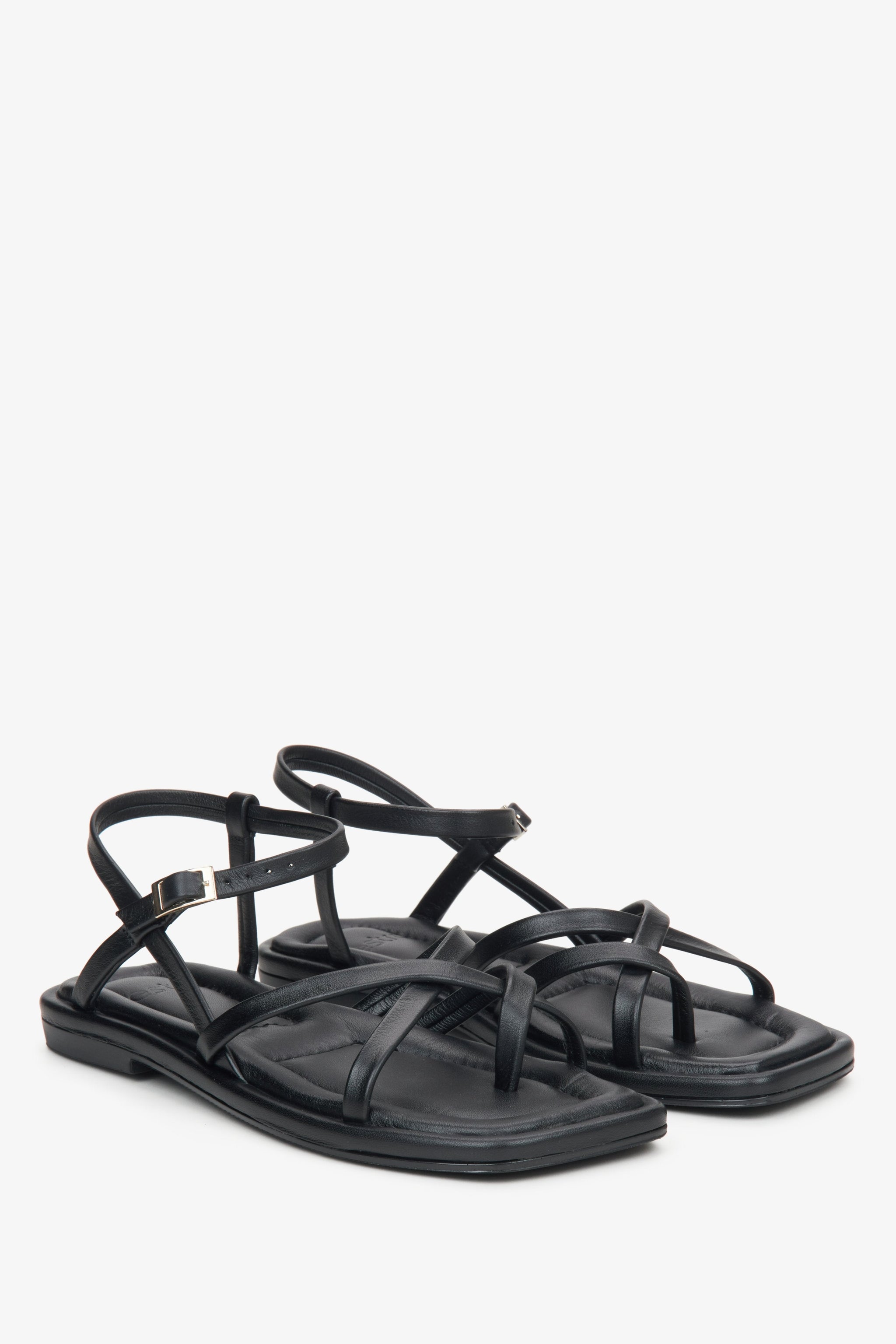 Schwarze Damen-Sandalen aus Leder in schräger Vorderansicht mit gekreuzten Riemen