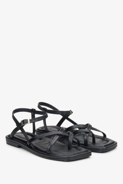 Schwarze Damen-Sandalen aus Leder in schräger Vorderansicht mit gekreuzten Riemen
