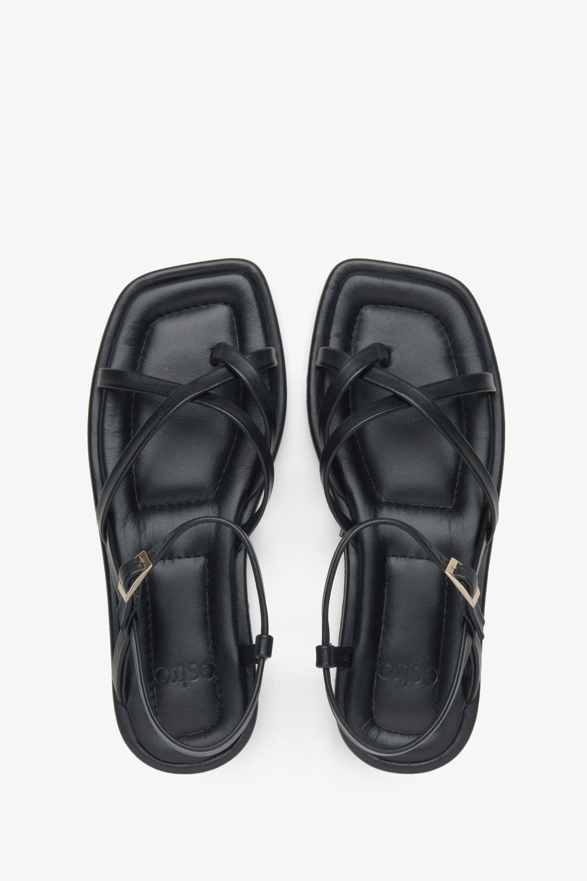 Schwarze Damen-Sandalen aus echtem Leder von oben mit Riemenführung um den großen Zeh