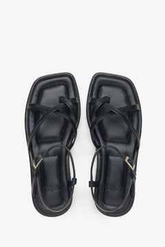 Schwarze Damen-Sandalen aus echtem Leder von oben mit Riemenführung um den großen Zeh