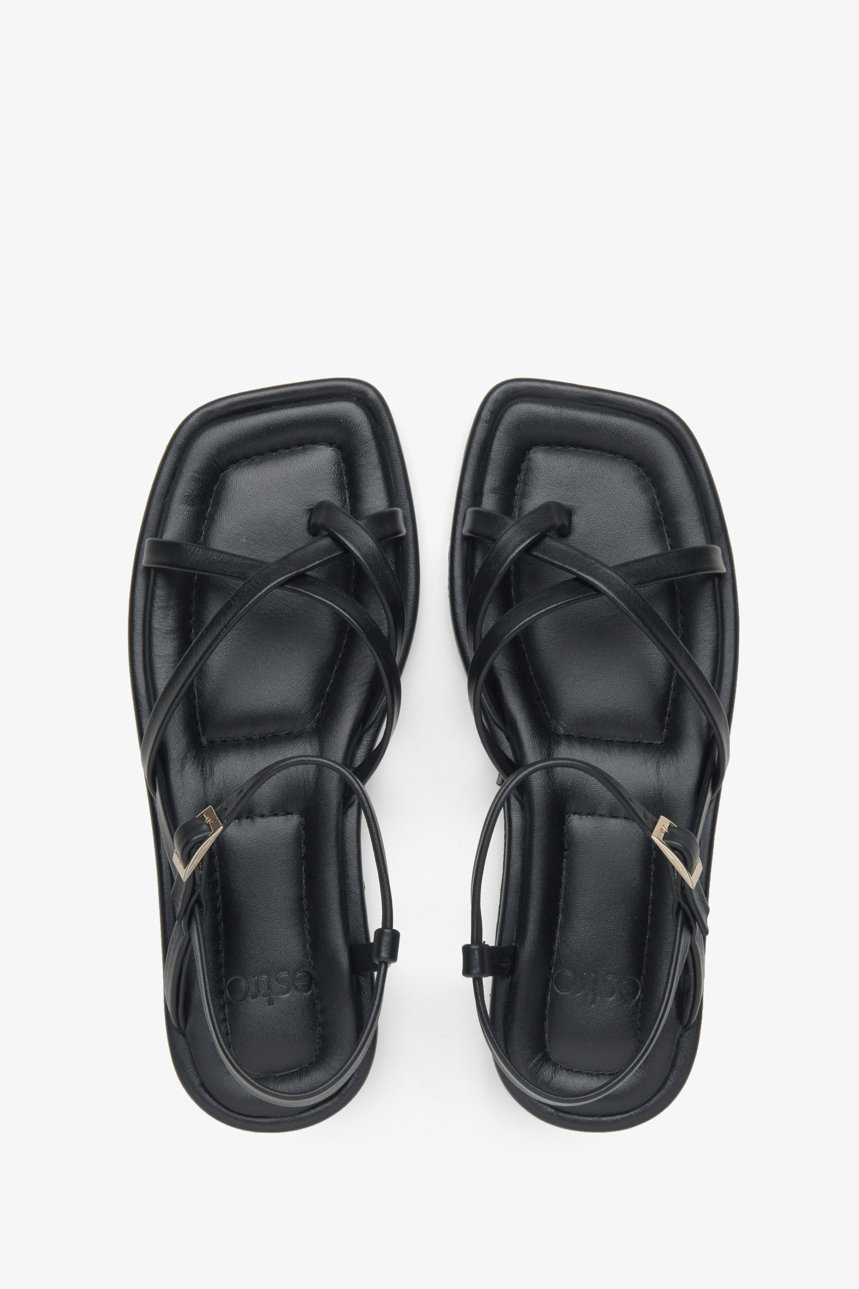 Schwarze Damen-Sandalen aus echtem Leder von oben mit Riemenführung um den großen Zeh