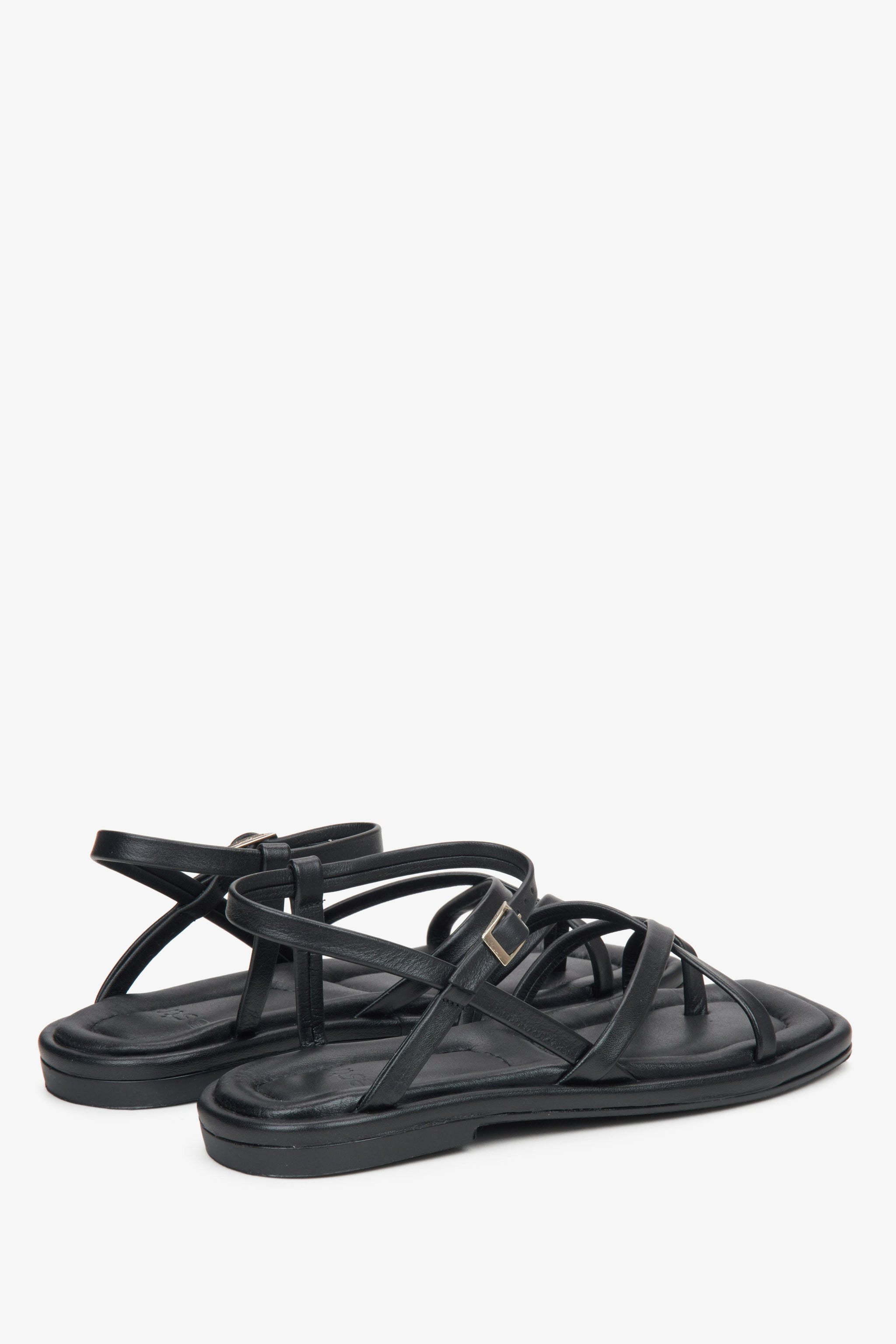 Schwarze Damen-Sandalen aus Leder in schräger Seitenansicht mit feinen Riemen