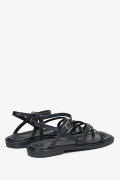 Schwarze Damen-Sandalen aus Leder in schräger Seitenansicht mit feinen Riemen