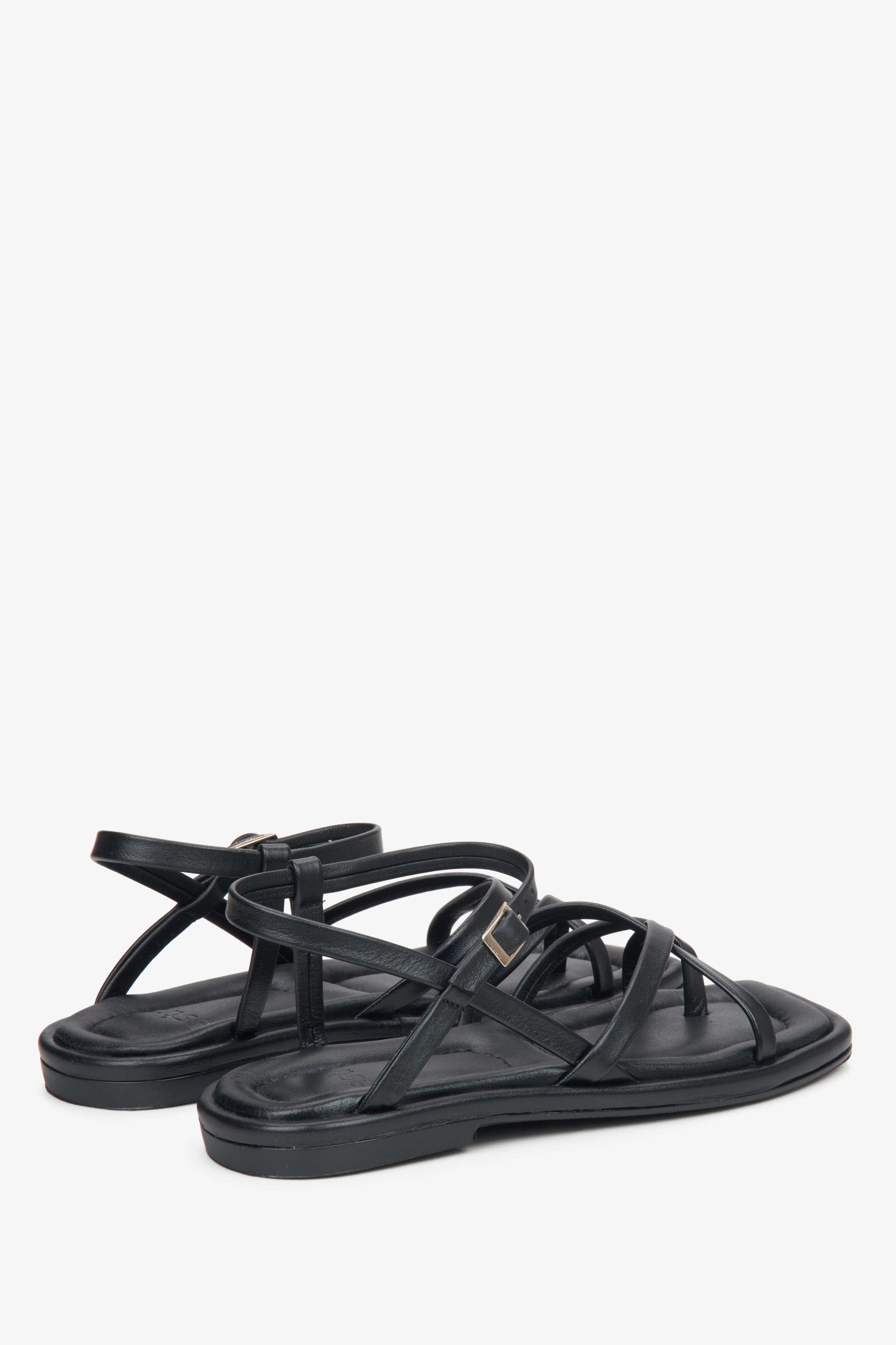 Schwarze Damen-Sandalen aus Leder in schräger Seitenansicht mit feinen Riemen