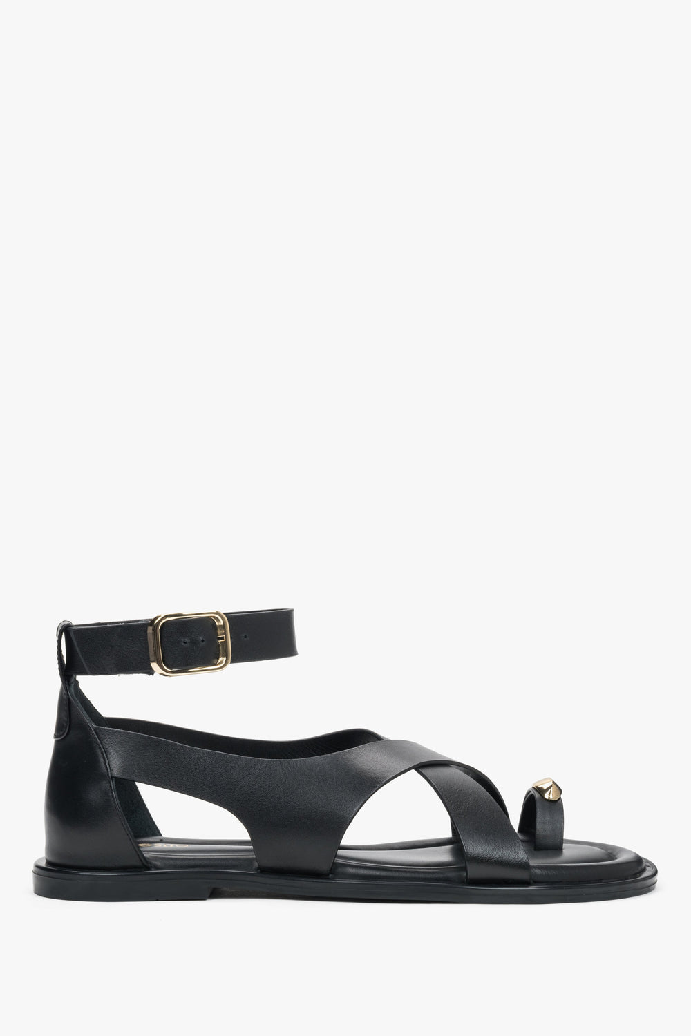 Schwarze Damen-Sandalen aus echtem Leder in seitlicher Ansicht mit goldfarbenem Zehenring