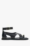 Schwarze Damen-Sandalen aus echtem Leder in seitlicher Ansicht mit goldfarbenem Zehenring