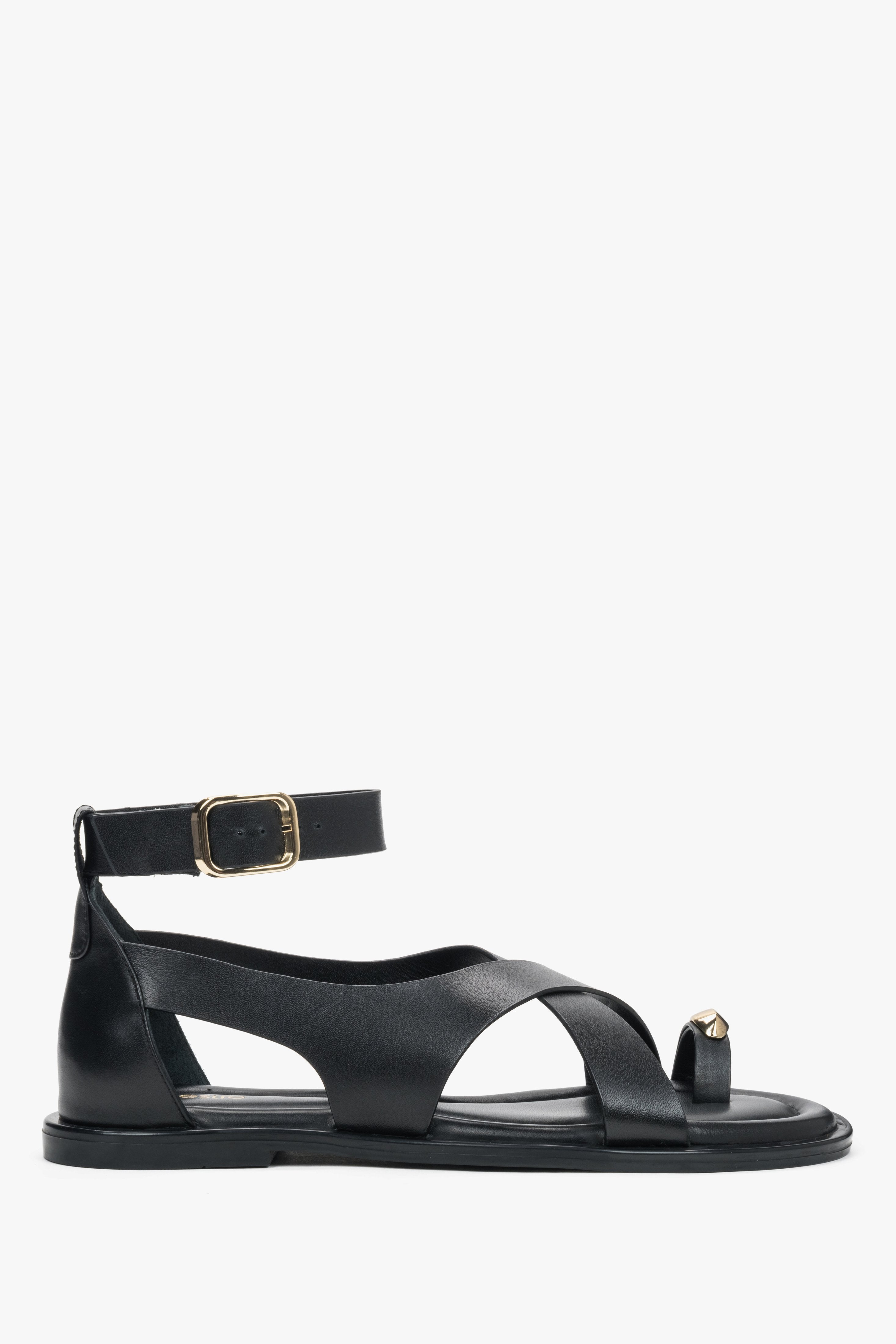 Schwarze Damen-Sandalen aus echtem Leder in seitlicher Ansicht mit goldfarbenem Zehenring