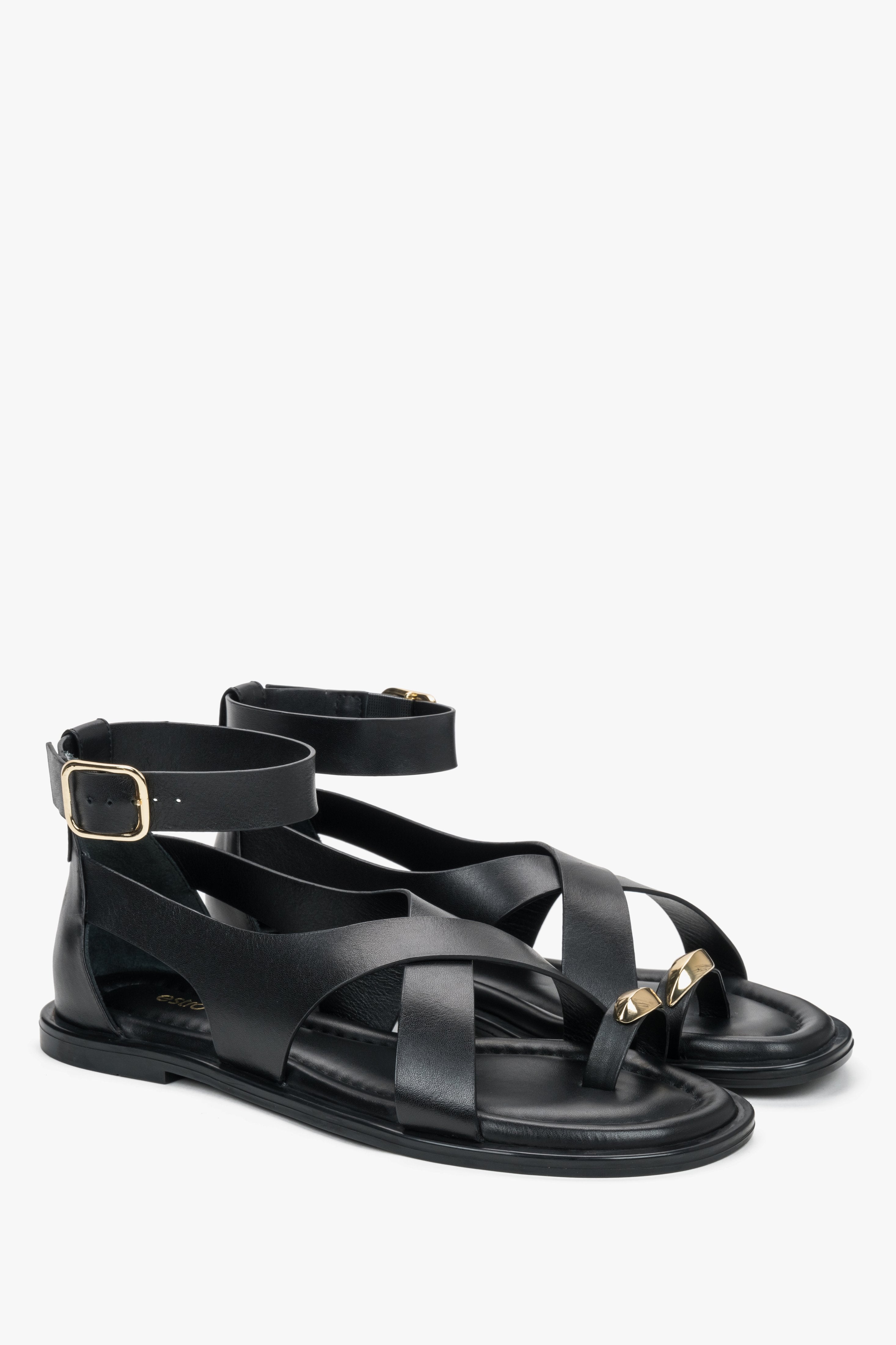 Schwarze Damen-Sandalen aus Leder in schräger Vorderansicht mit Schnalle