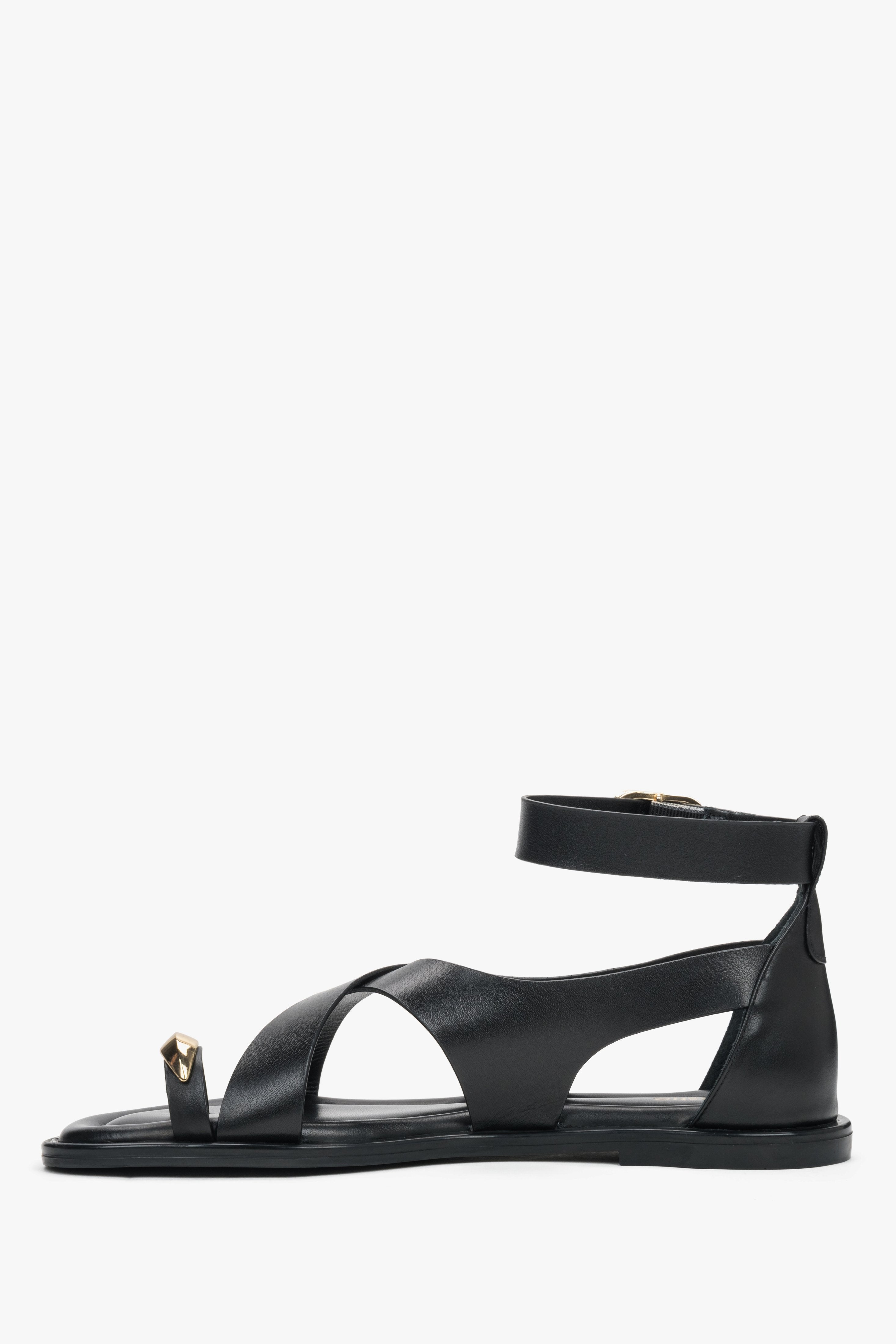 Schwarze Damen-Sandalen aus echtem Leder in seitlicher Profilansicht