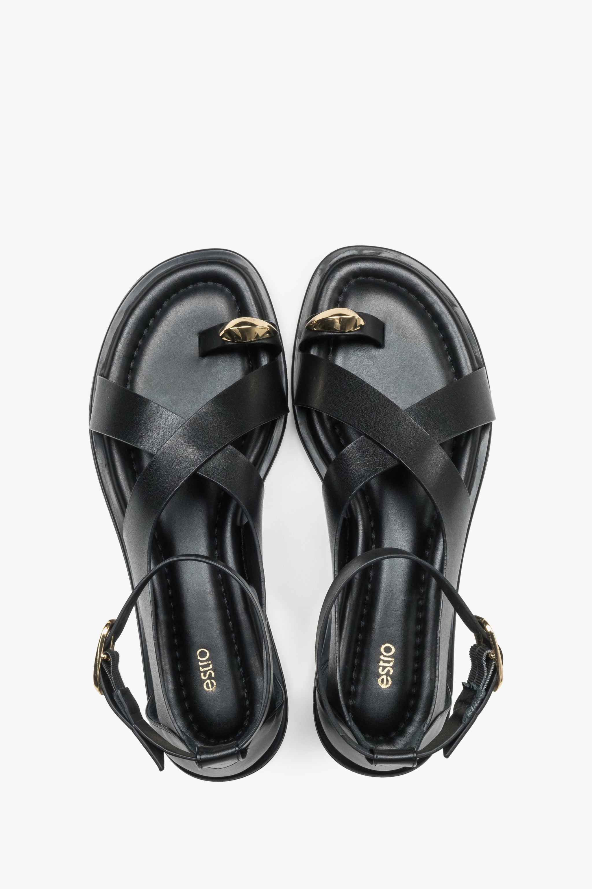 Schwarze Damen-Sandalen aus Leder von oben als Paar mit goldfarbenem Zehenring