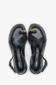 Schwarze Damen-Sandalen aus Leder von oben als Paar mit goldfarbenem Zehenring