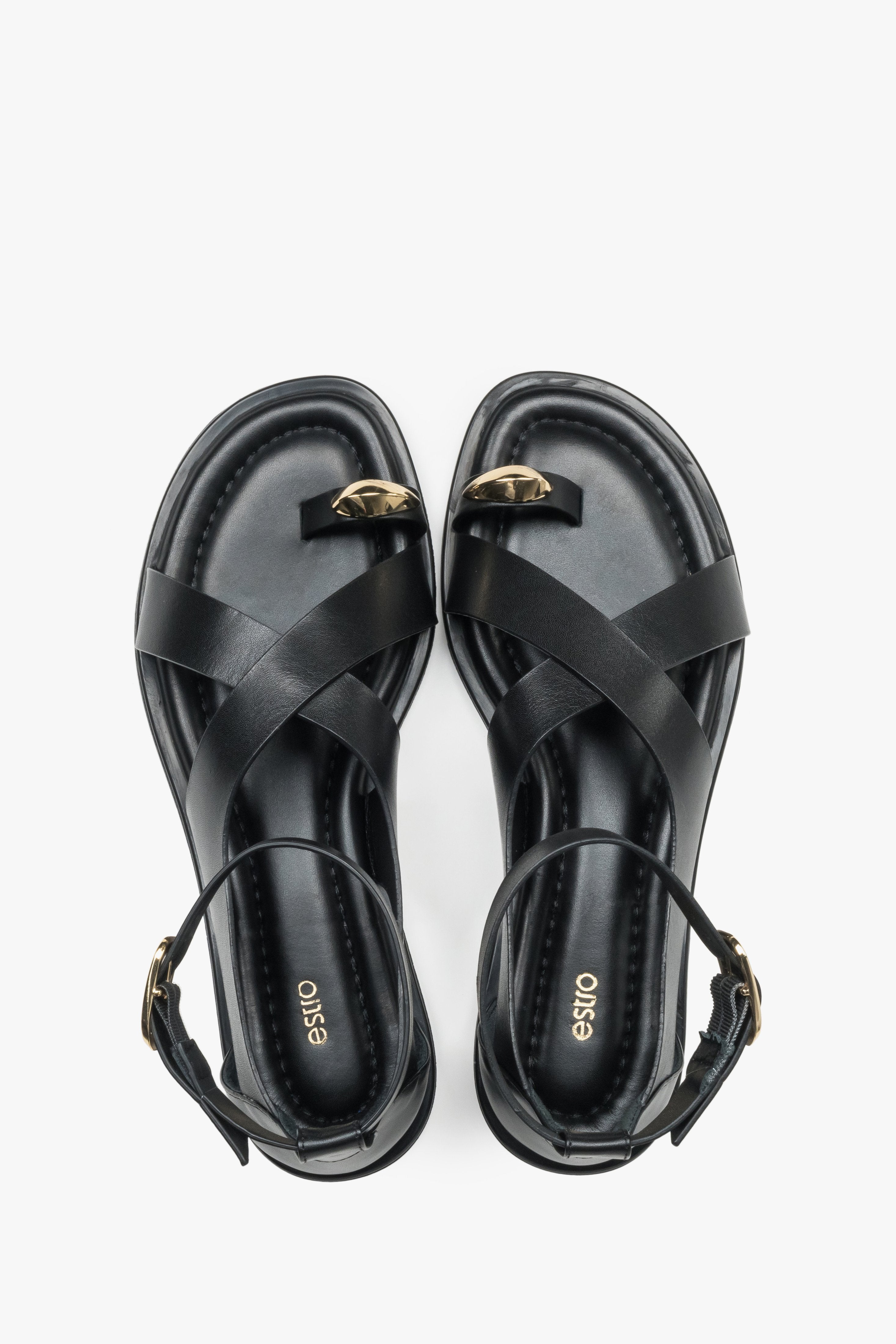 Schwarze Damen-Sandalen aus Leder von oben als Paar mit goldfarbenem Zehenring