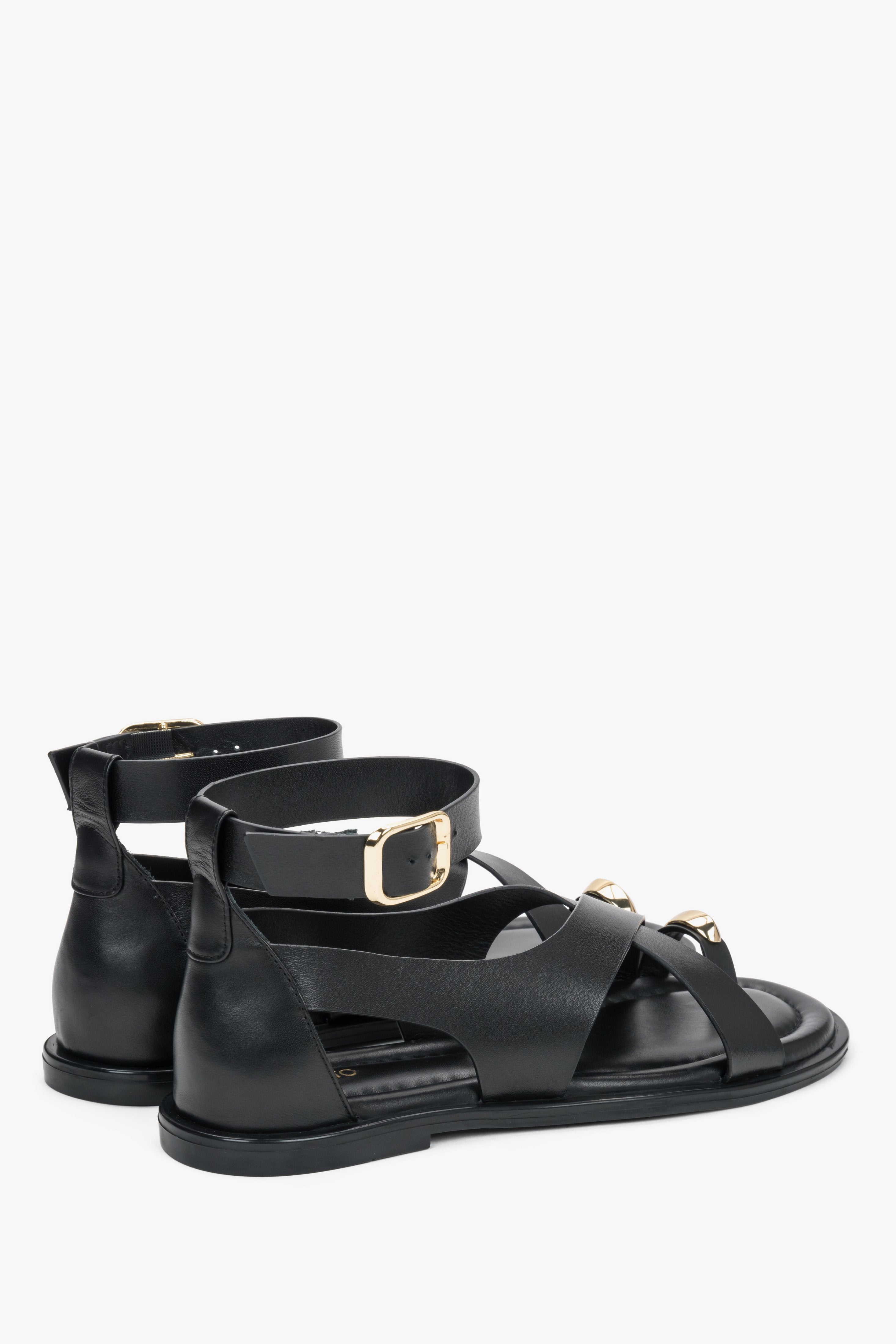 Schwarze Damen-Sandalen aus echtem Leder in schräger Seitenansicht