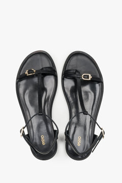 Schwarze Damen-Sandalen aus echtem Leder von oben mit Zehenschlaufe