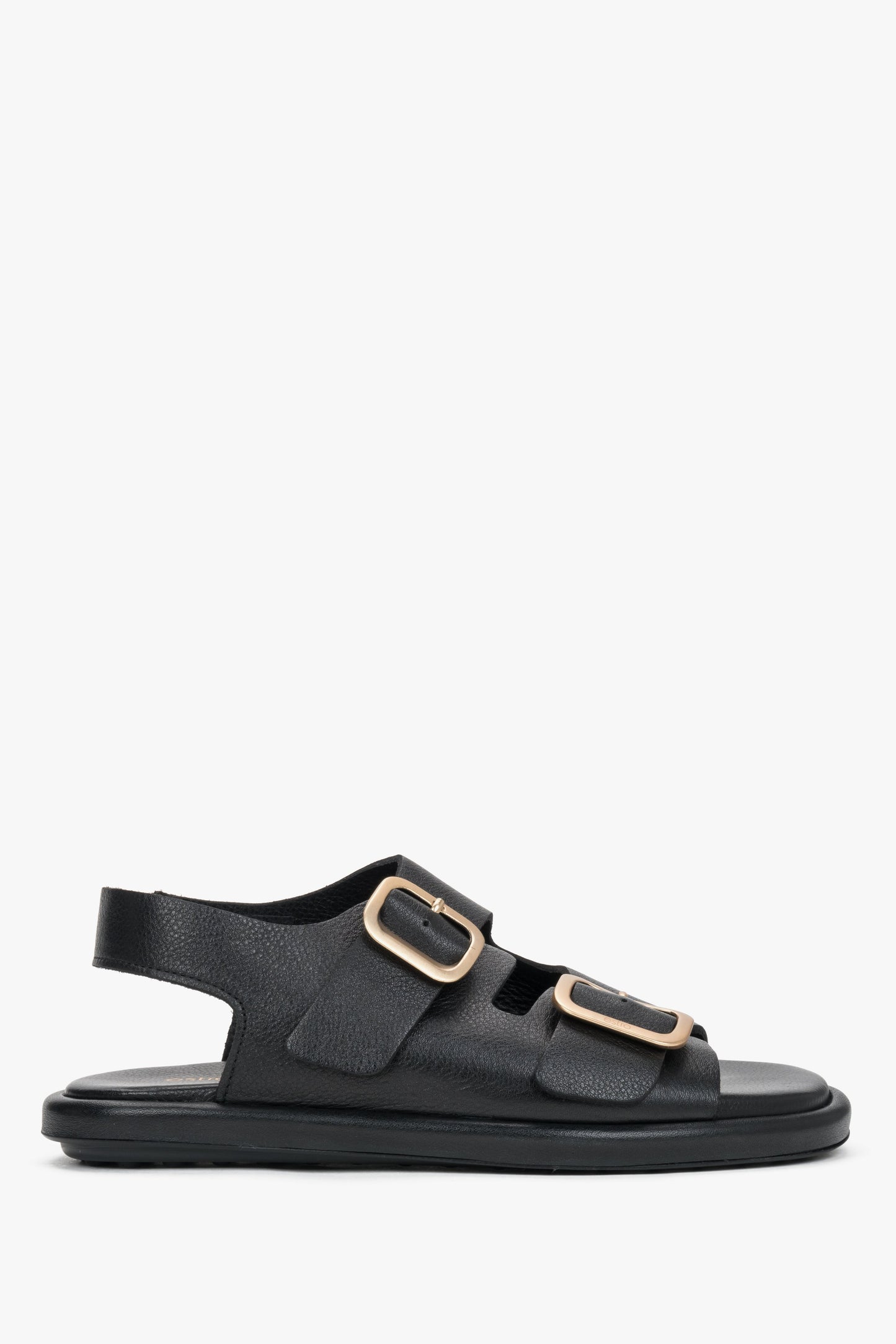 Seitenansicht der schwarzen Damen-Sandalen aus Leder mit goldenen Schnallen