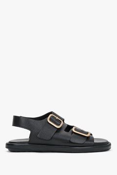 Seitenansicht der schwarzen Damen-Sandalen aus Leder mit goldenen Schnallen