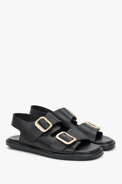 Paar schwarze Damen-Sandalen mit verstellbaren Schnallen von vorne