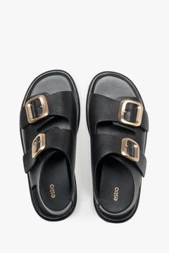 Draufsicht auf das Echtleder-Fußbett der schwarzen Damen-Sandalen
