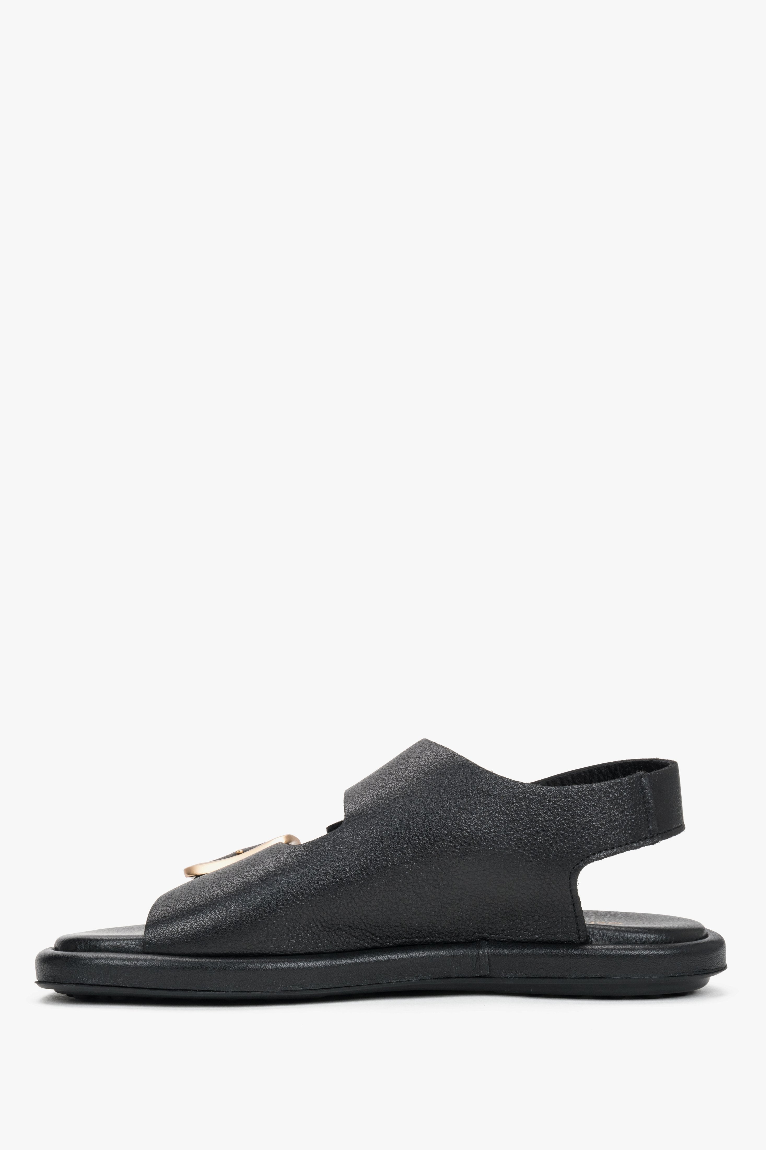 Ansicht der flachen TPU-Sohle der schwarzen Damen-Sandalen