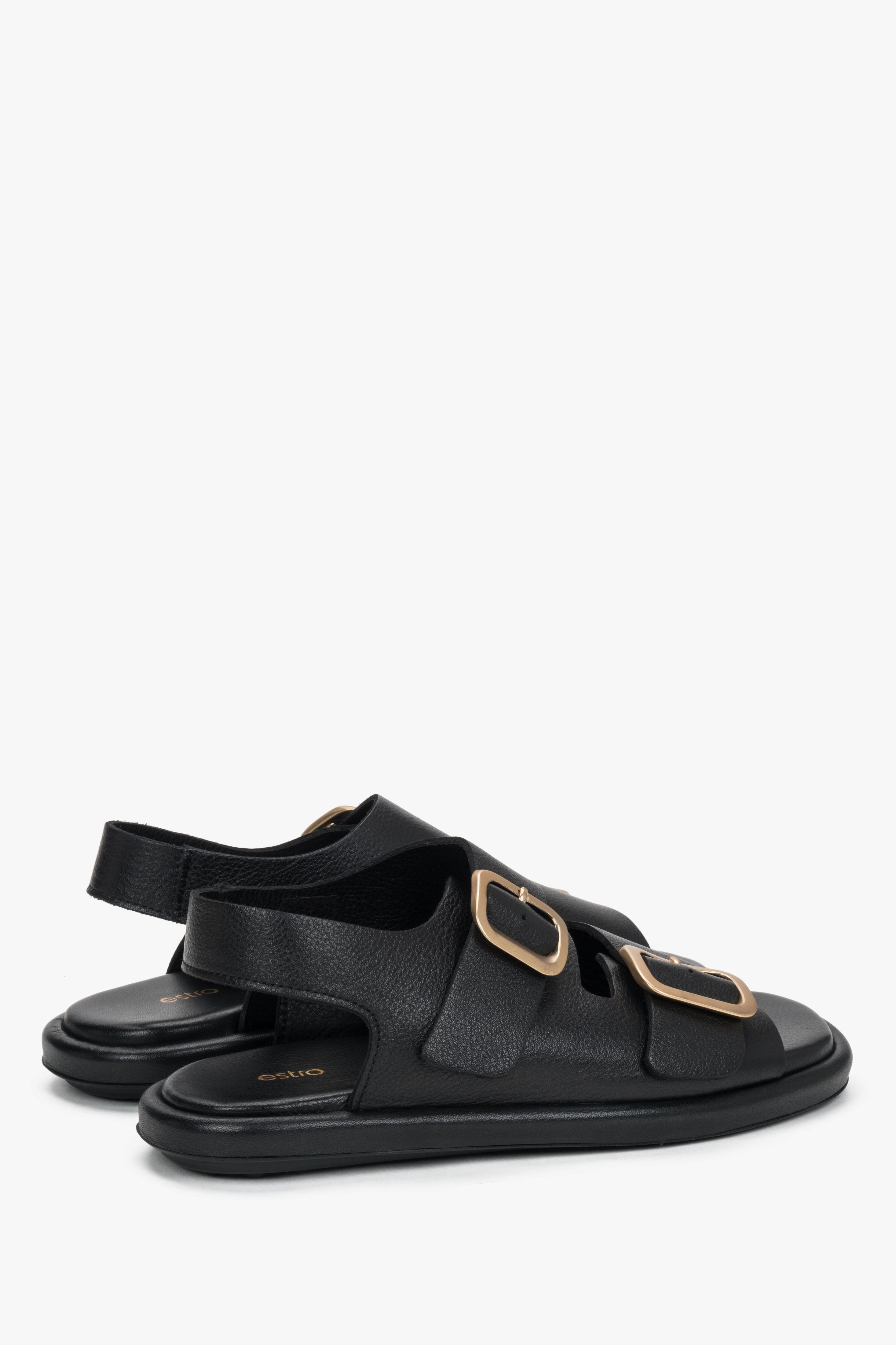 Rückansicht der schwarzen Damen-Sandalen aus Leder mit goldenen Schnallen