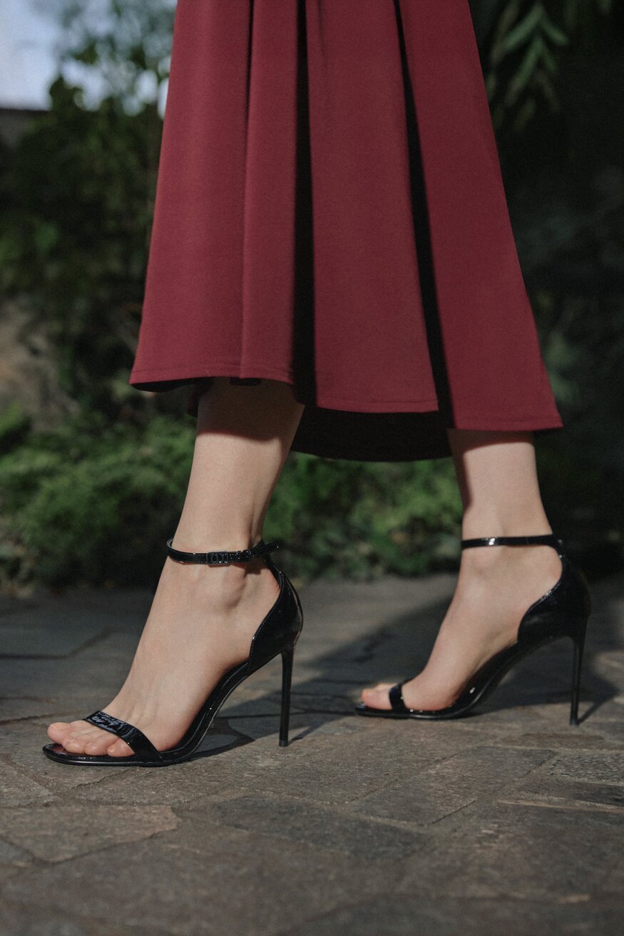 Schwarze Damen-Sandalen aus Lackleder in Seitenansicht