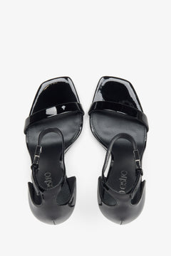 Schwarze Lackleder-Sandalen von oben als Paar