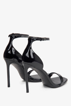 Schwarze Damen-Sandalen mit Schnallenverschluss in schräger Perspektive