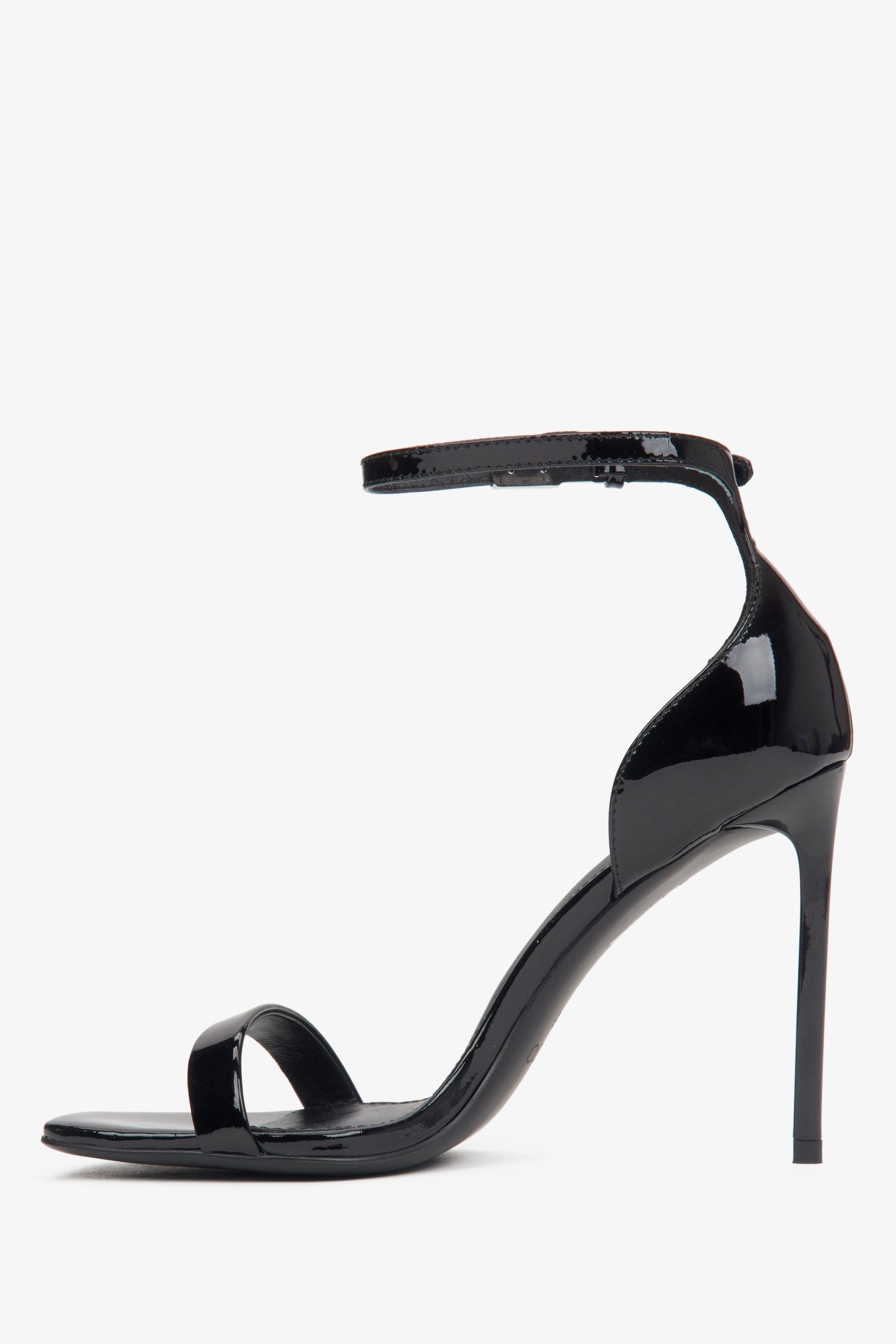 Seitenansicht der schwarzen Sandalen mit eingebauter Ferse