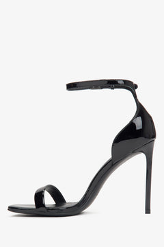 Seitenansicht der schwarzen Sandalen mit eingebauter Ferse