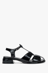 Seitenansicht der schwarzen Damen-Sandalen aus Lackleder mit Blockabsatz