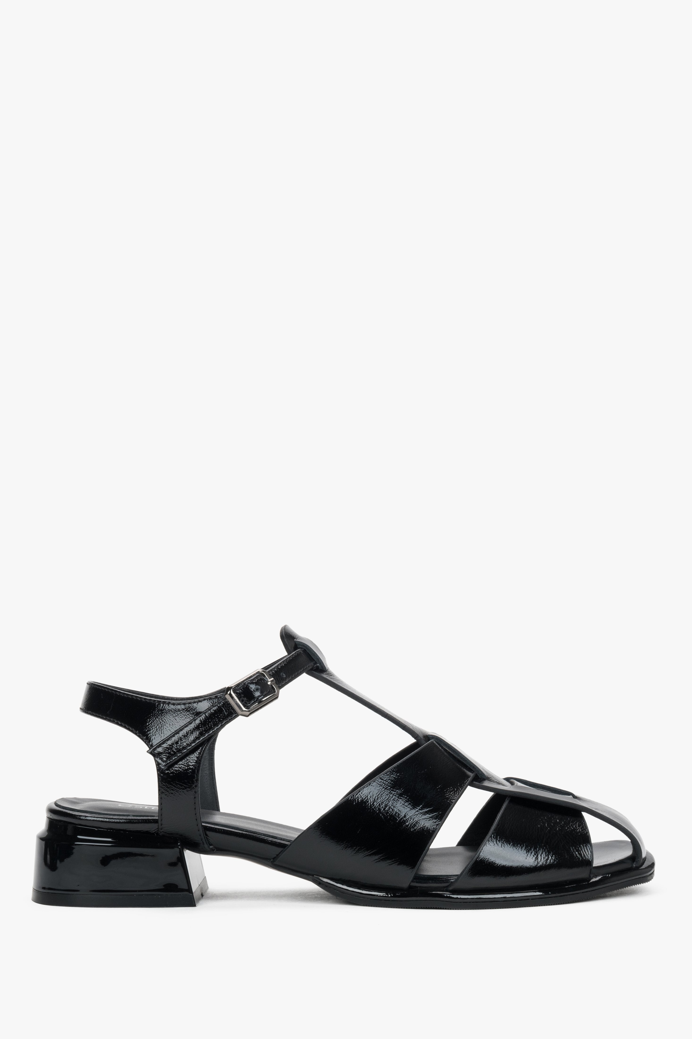 Seitenansicht der schwarzen Damen-Sandalen aus Lackleder mit Blockabsatz