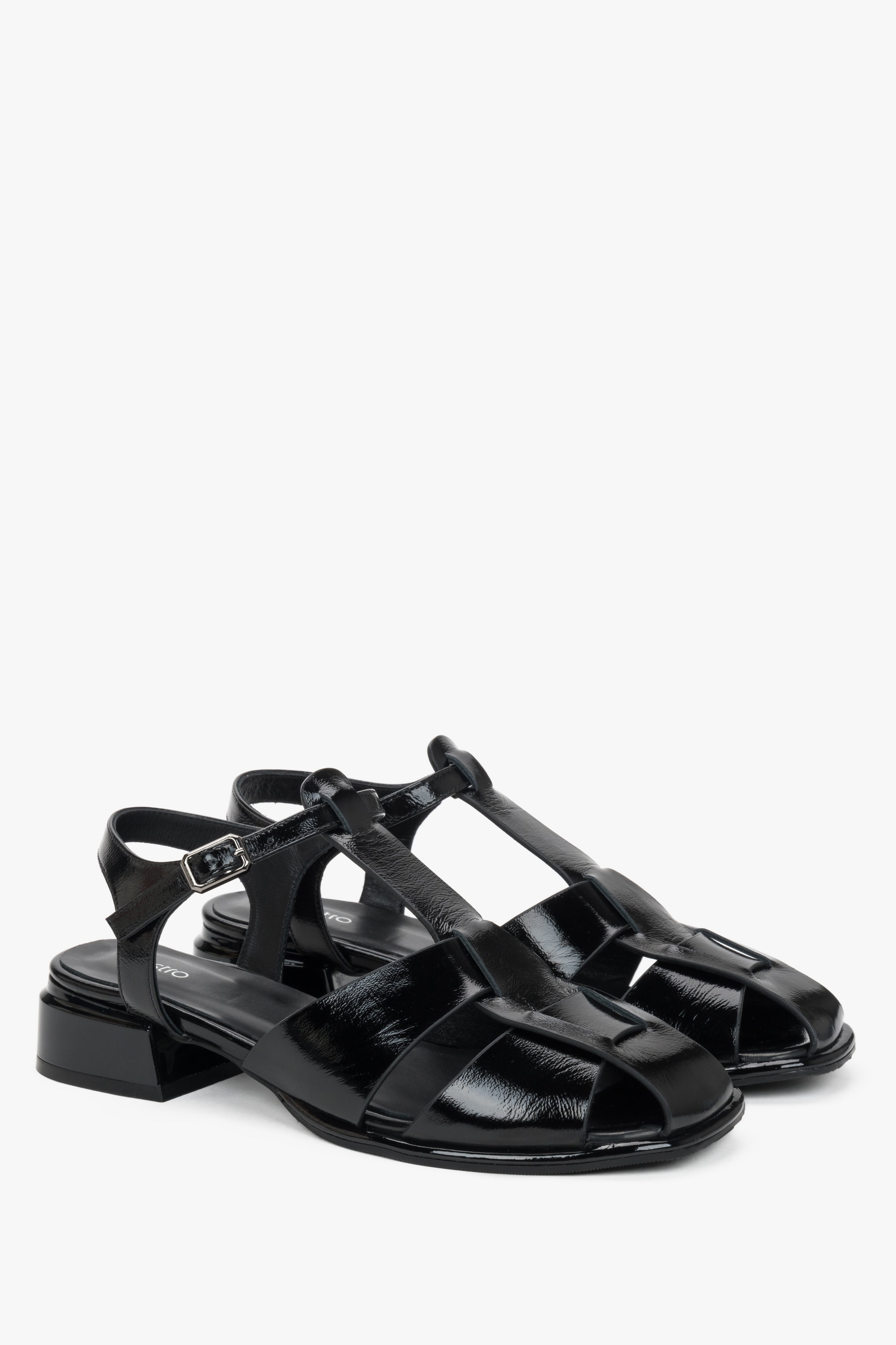 Paar schwarze Lackleder-Sandalen mit T-Strap von vorne