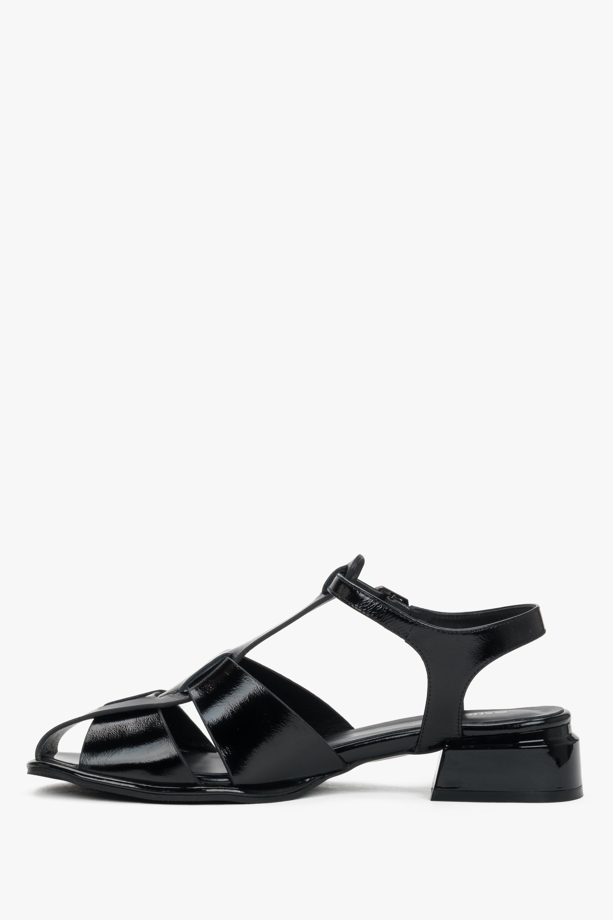 Linke Seitenansicht der schwarzen Damen-Sandalen aus Lackleder mit Blockabsatz