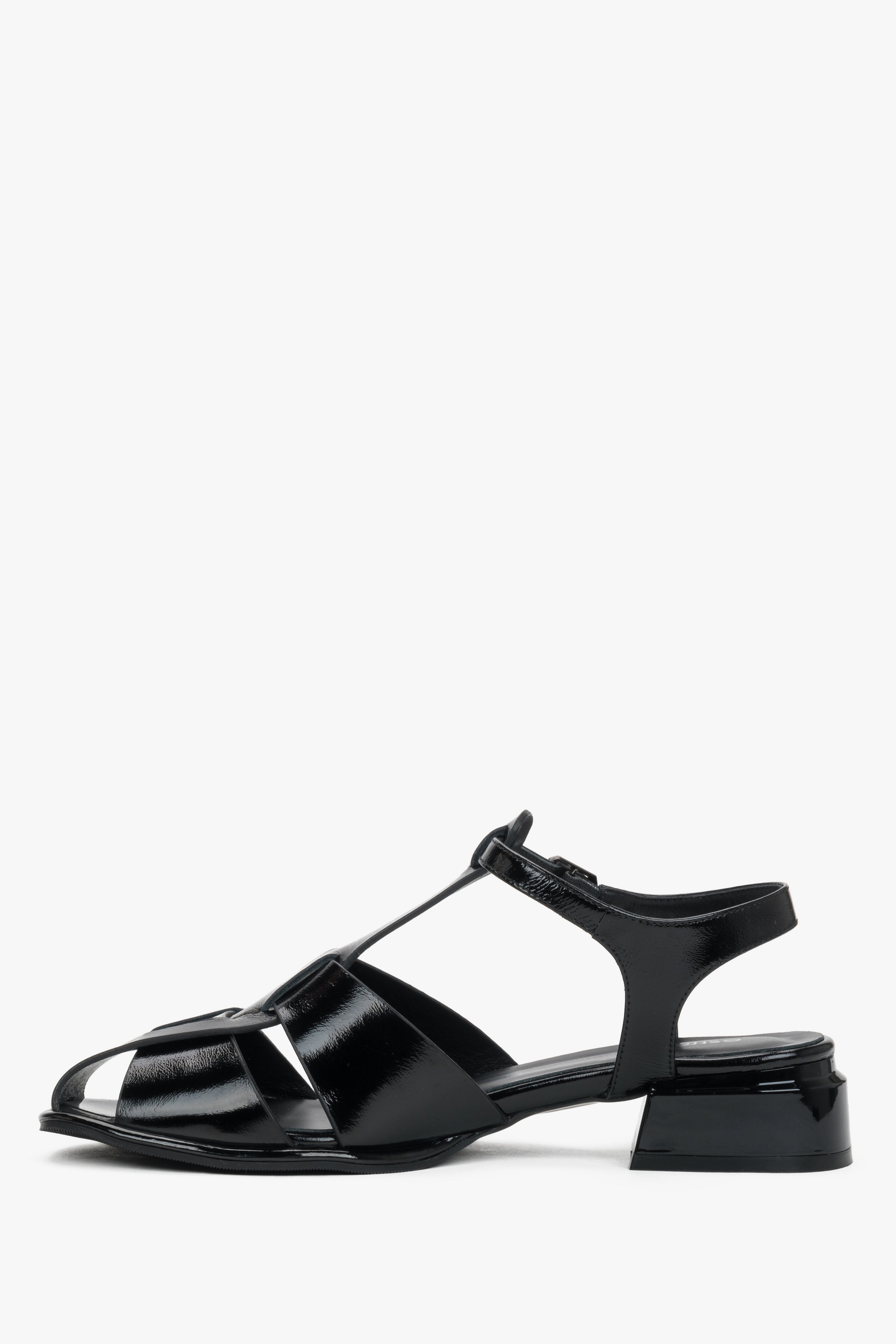 Linke Seitenansicht der schwarzen Damen-Sandalen aus Lackleder mit Blockabsatz
