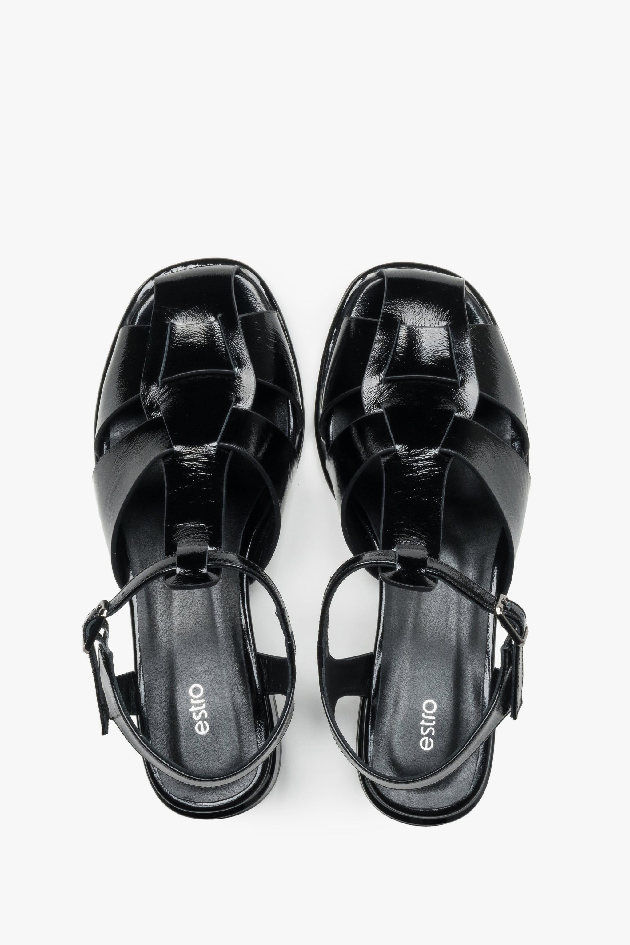 Draufsicht auf das Echtleder-Fußbett der schwarzen Damen-Sandalen