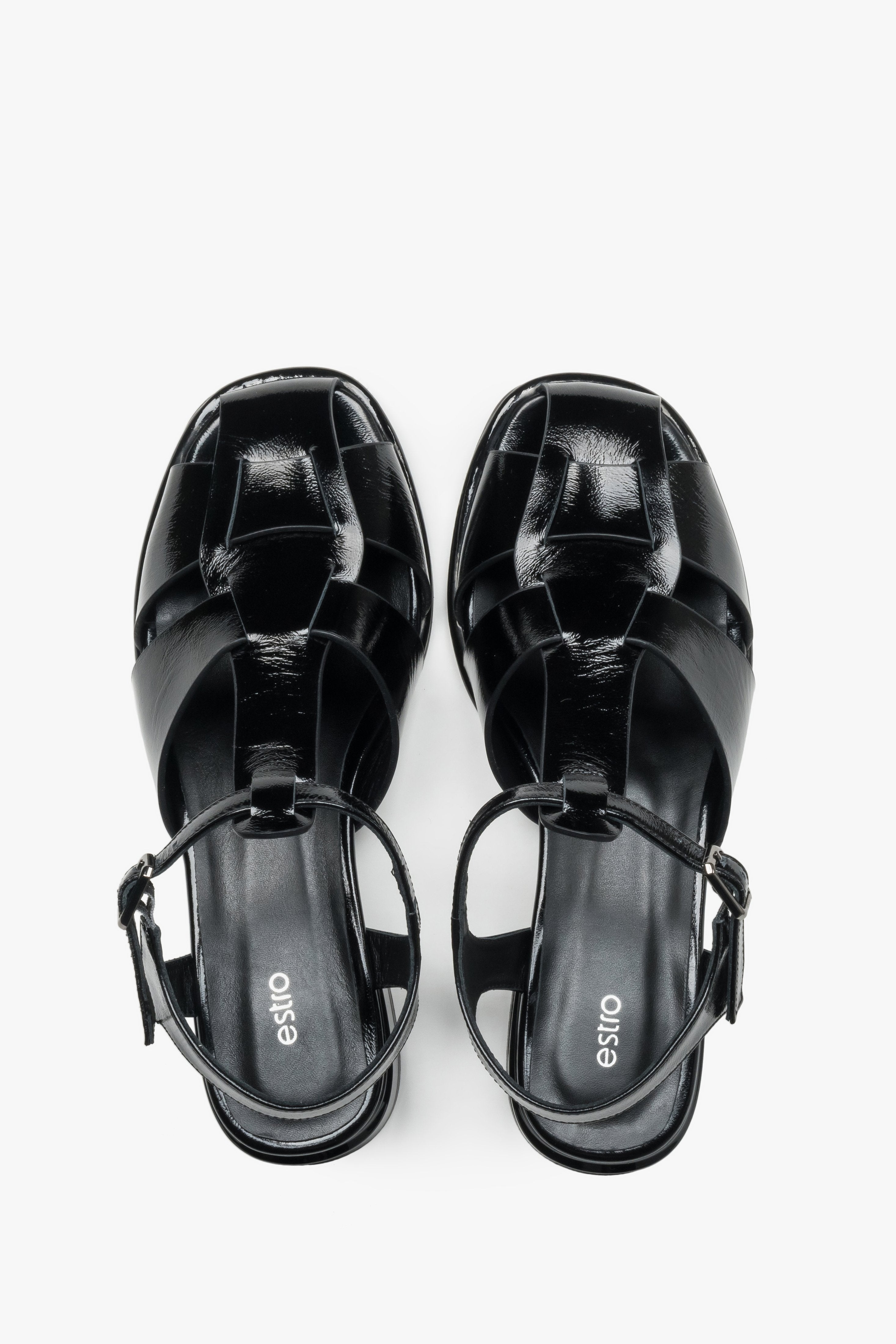 Draufsicht auf das Echtleder-Fußbett der schwarzen Damen-Sandalen