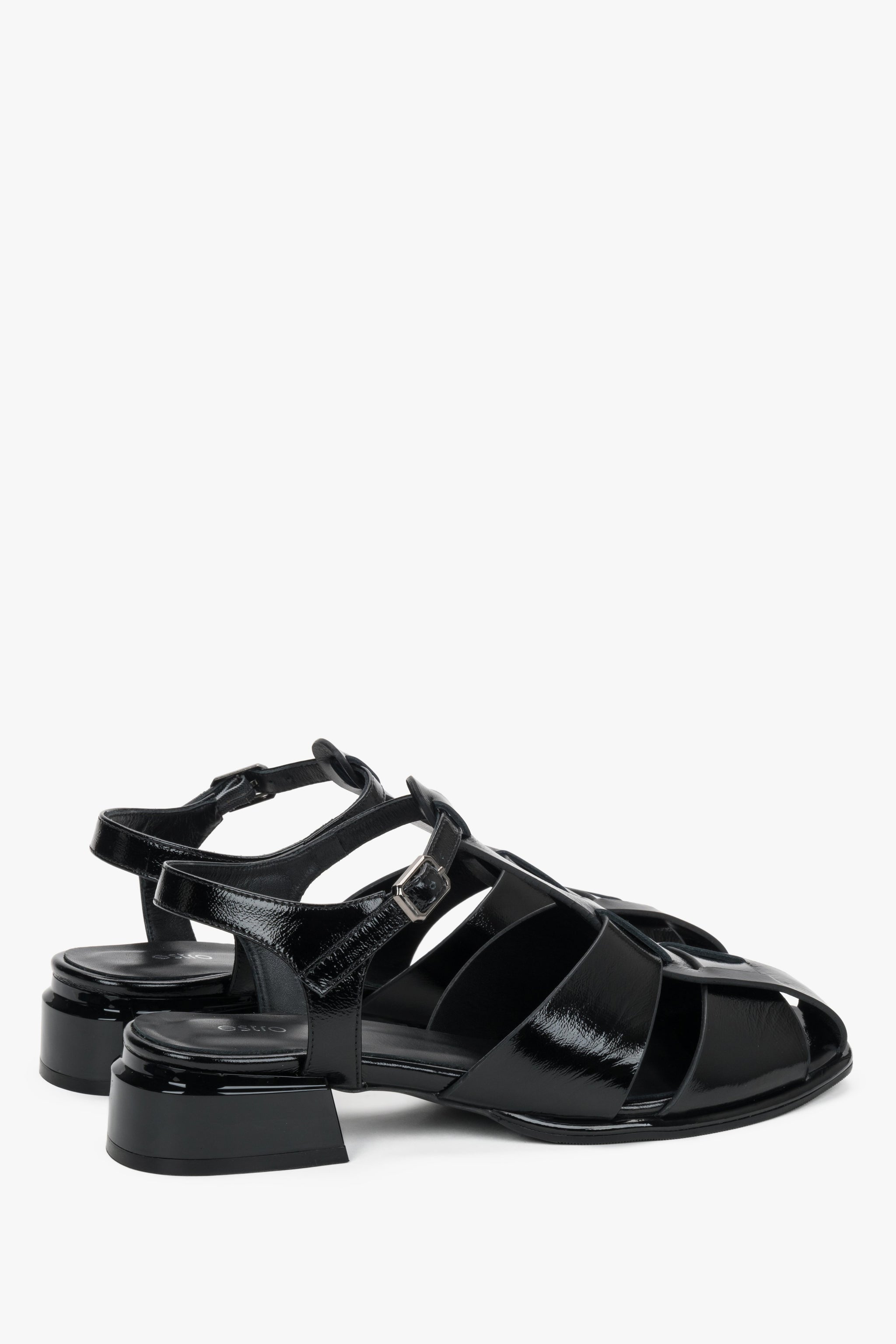 Schrägansicht der schwarzen Sandalen aus Natur-Lackleder mit Schnalle