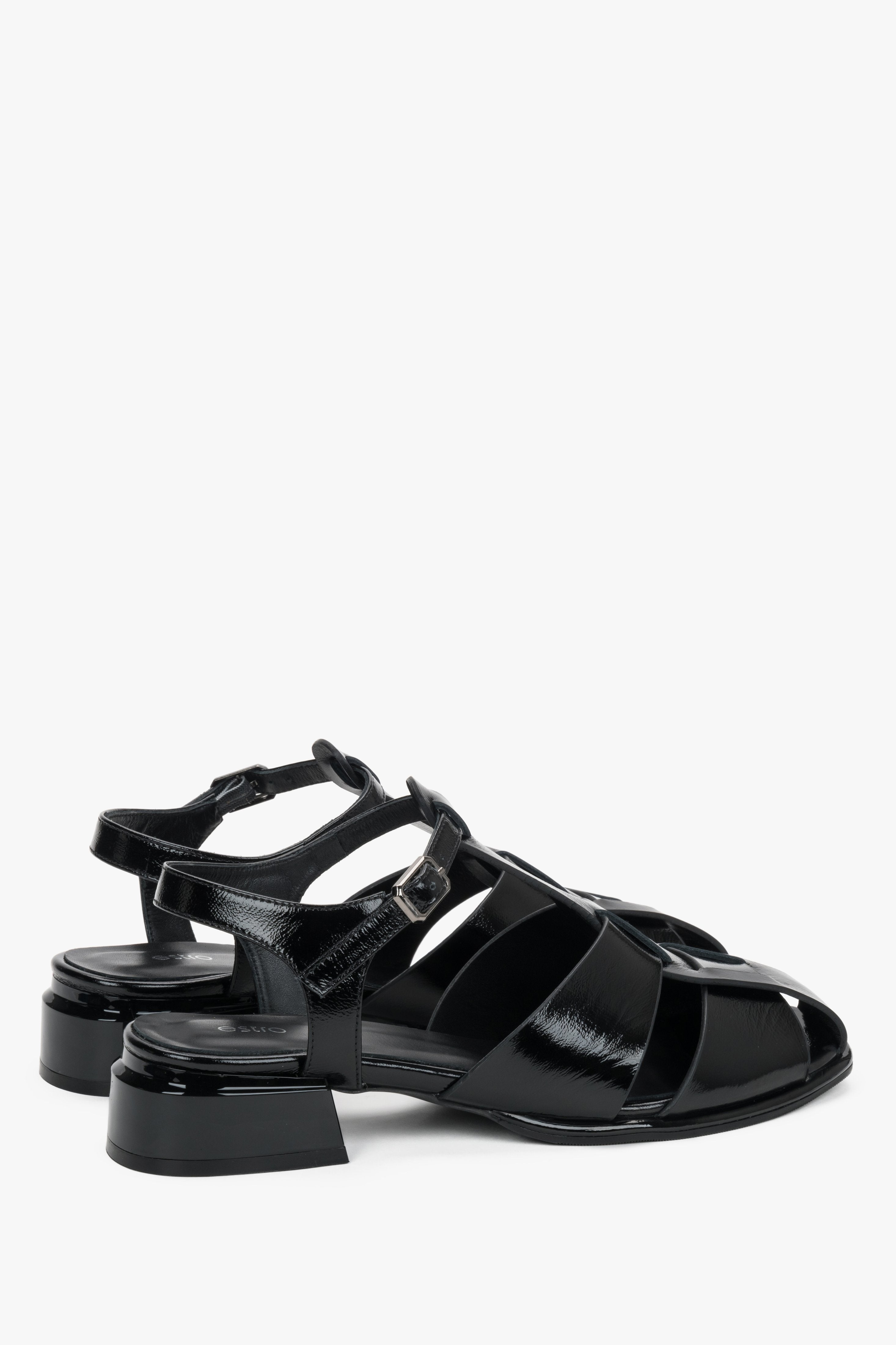 Schrägansicht der schwarzen Sandalen aus Natur-Lackleder mit Schnalle