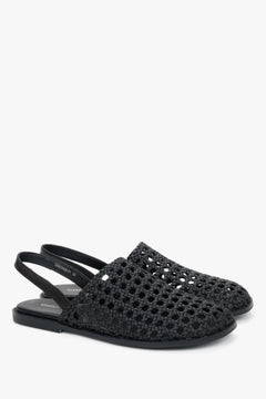 Angewinkelte Ansicht der schwarzen Damen-Sandalen mit Ajour-Muster aus Leder.