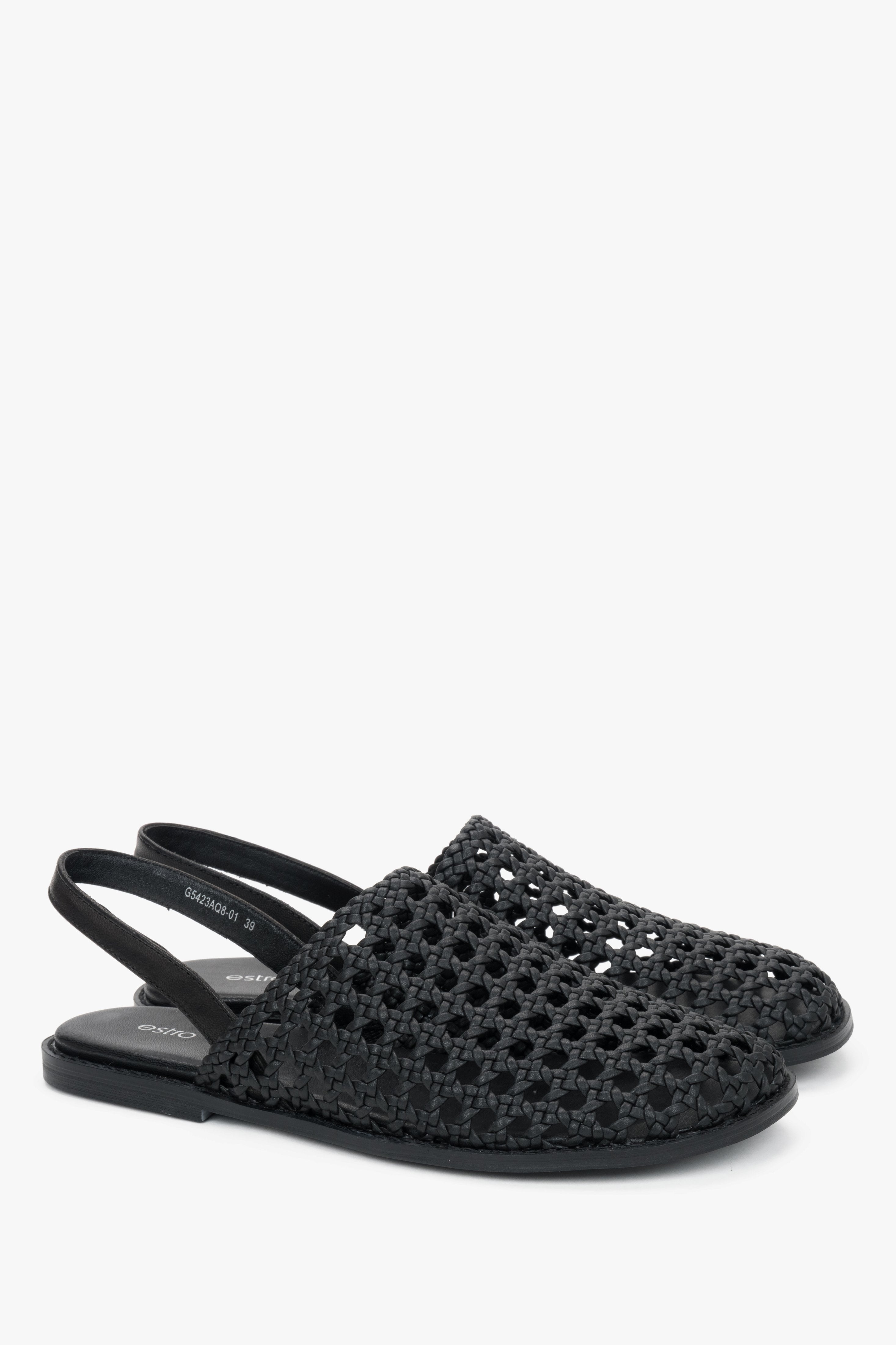 Angewinkelte Ansicht der schwarzen Damen-Sandalen mit Ajour-Muster aus Leder.