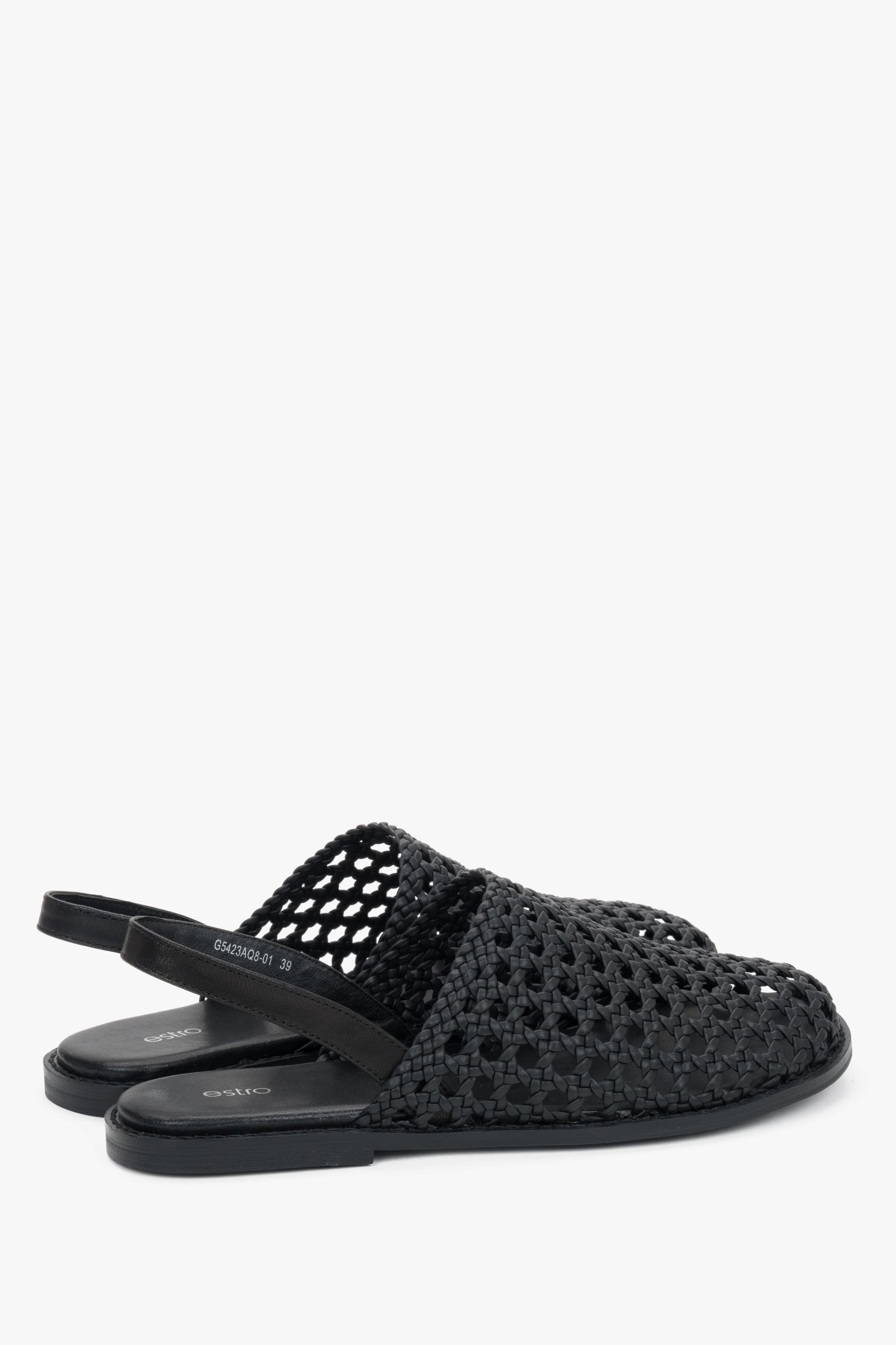 Rückansicht des Fersenbereichs der schwarzen Schlupf-Sandalen.